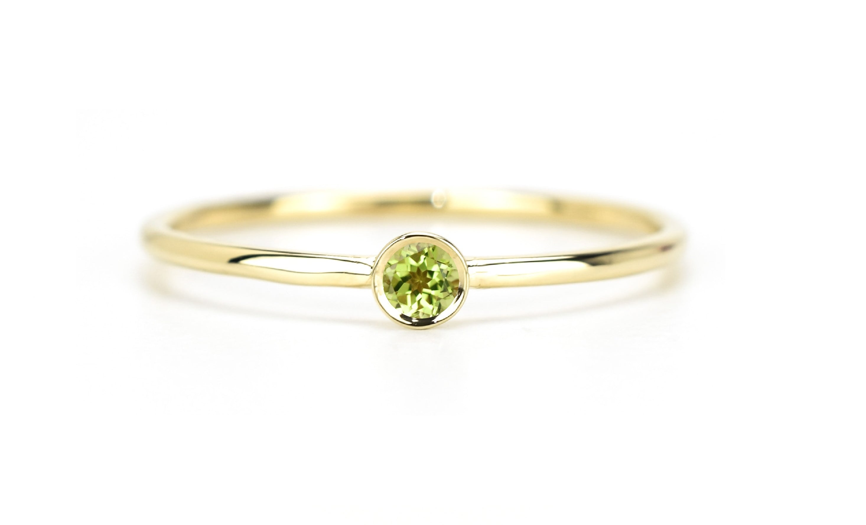 Peridoot ring, gouden peridoot ring, aanschuifring goud, 14k goud ring groene steen