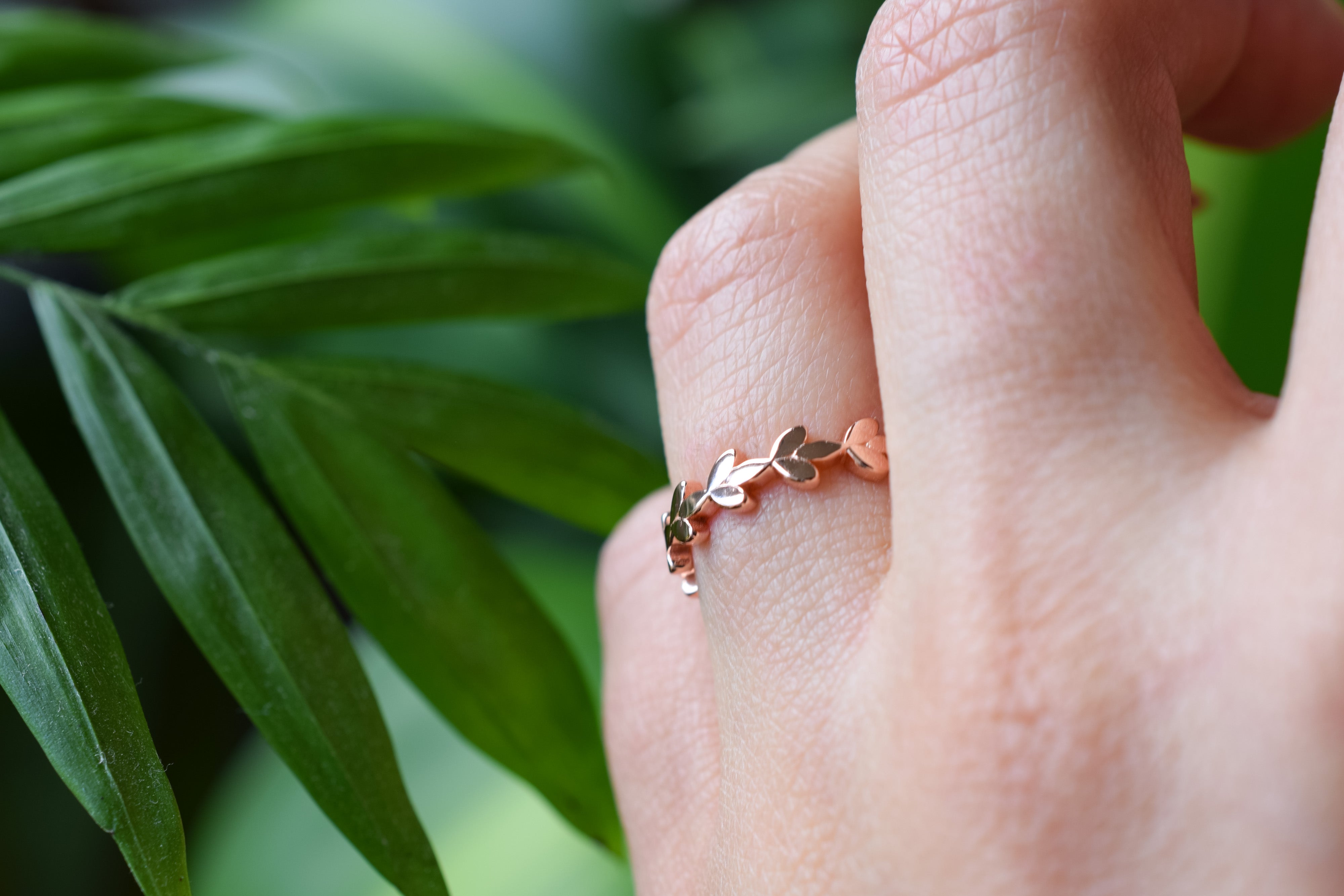 rose blaadjes ring, ring 18k rose goud, stapel ring goud, rose gouden sieraden, bemyjewels, gouden blaadjes ring, leaf ring gold
