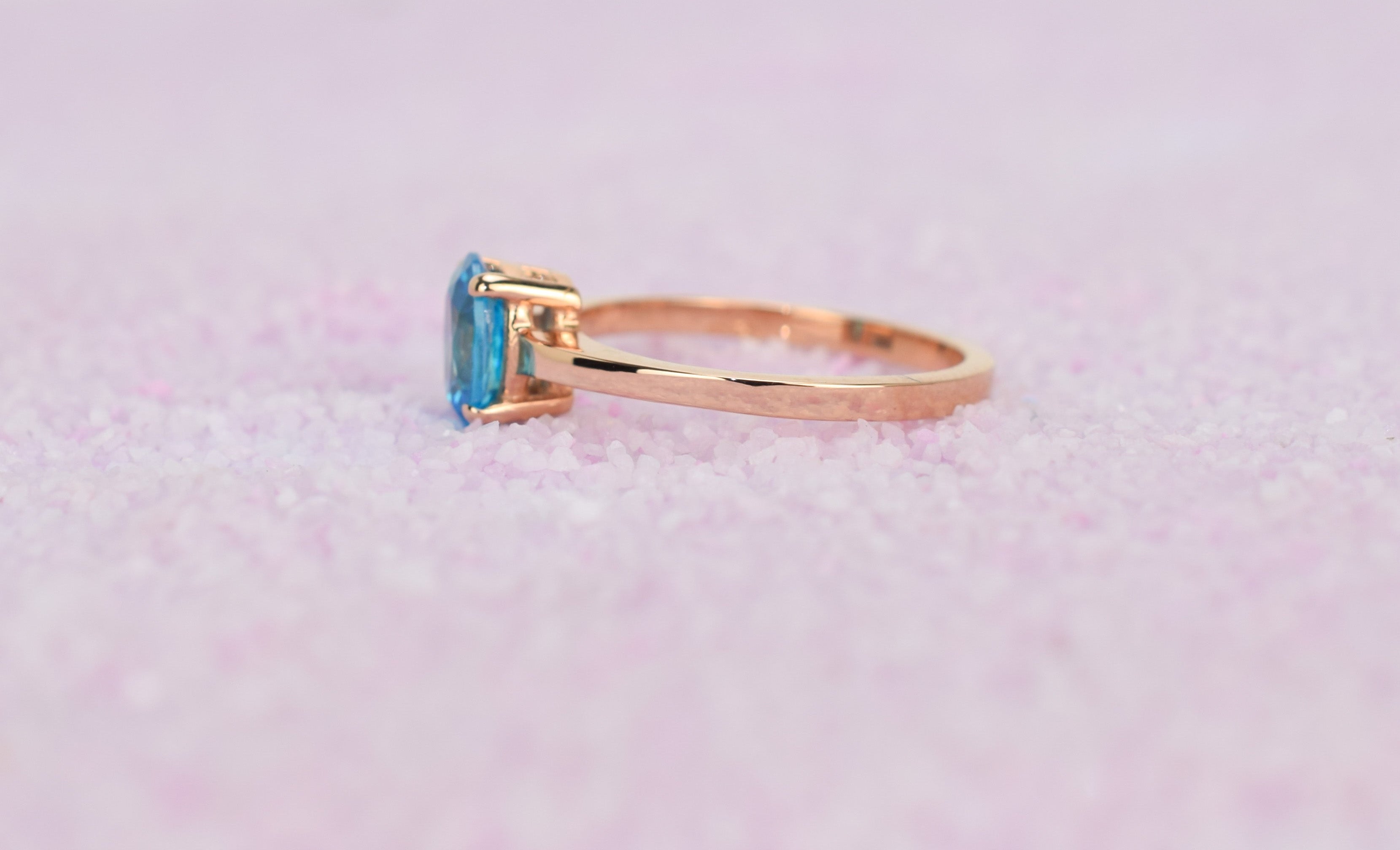 14k topaas ring, topaas ring goud, 14k gouden ring, natuurlijke topaas ring, birthstone ring, geboortesteen november, swarovski blauwe topaas, verlovingsring, elgante ring goud, blauwe steen ring
