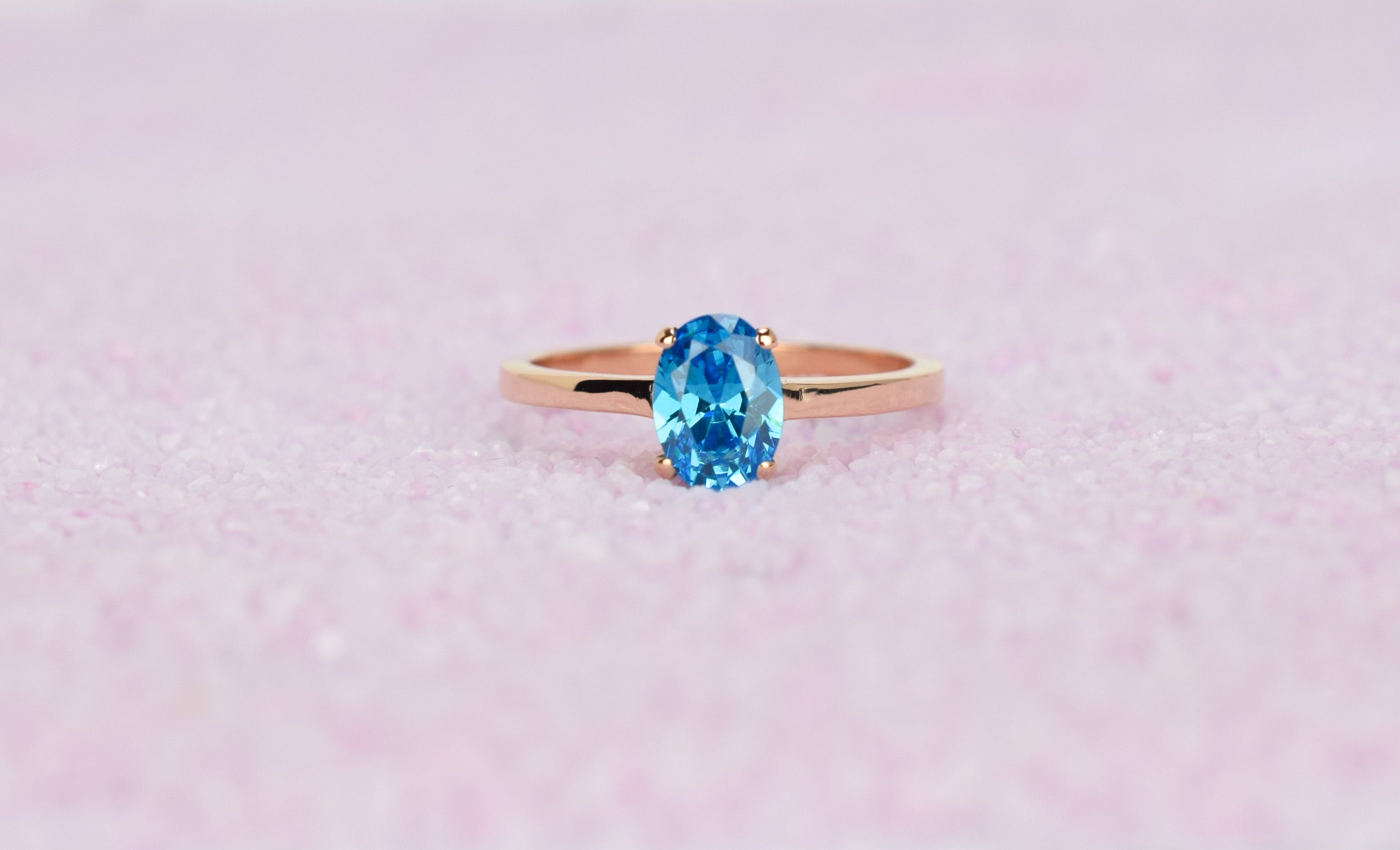 14k topaas ring, topaas ring goud, 14k gouden ring, natuurlijke topaas ring, birthstone ring, geboortesteen november, swarovski blauwe topaas, verlovingsring, elgante ring goud, blauwe steen ring