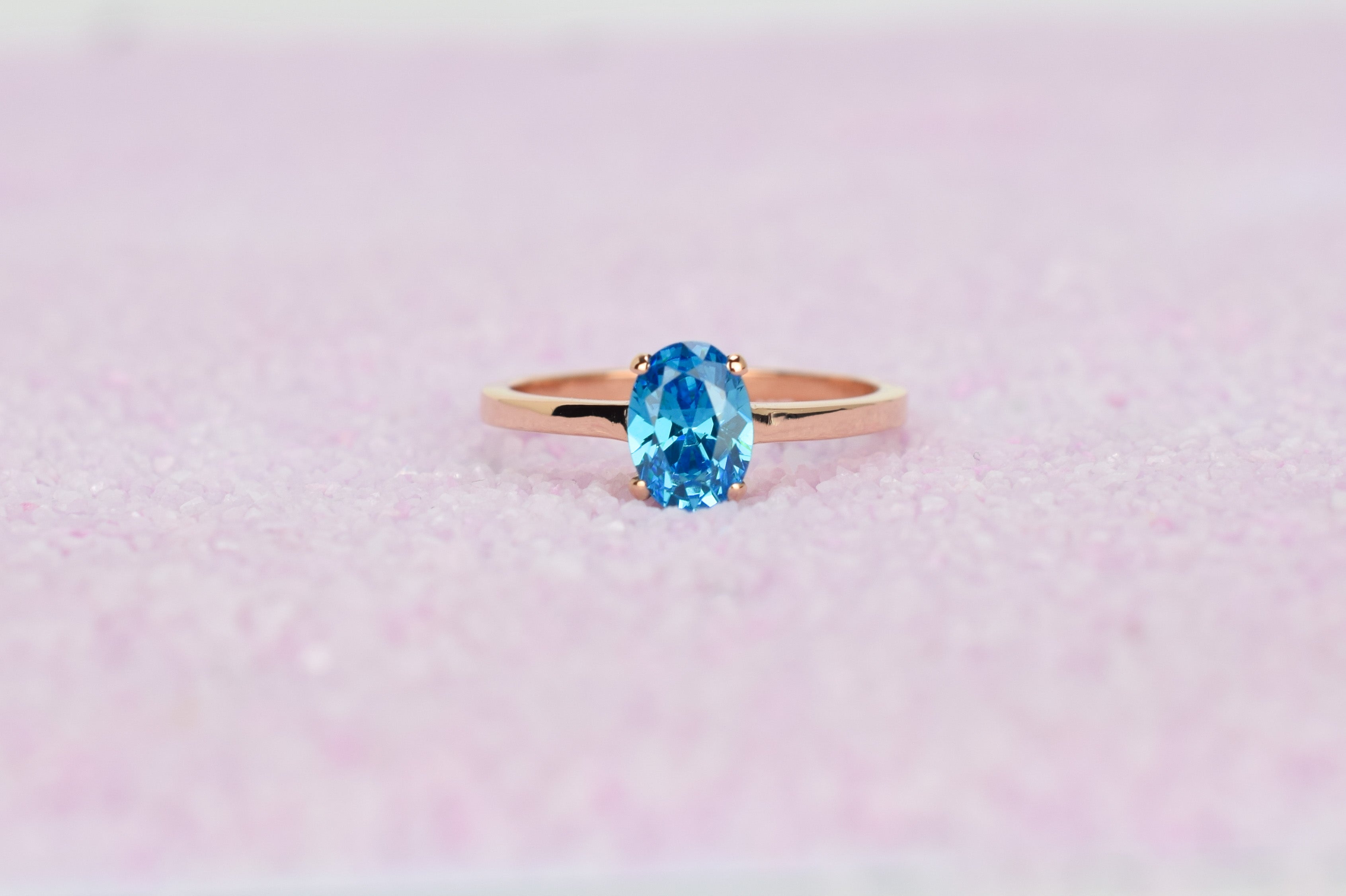 14k topaas ring, topaas ring goud, 14k gouden ring, natuurlijke topaas ring, birthstone ring, geboortesteen november, swarovski blauwe topaas, verlovingsring, elgante ring goud, blauwe steen ring