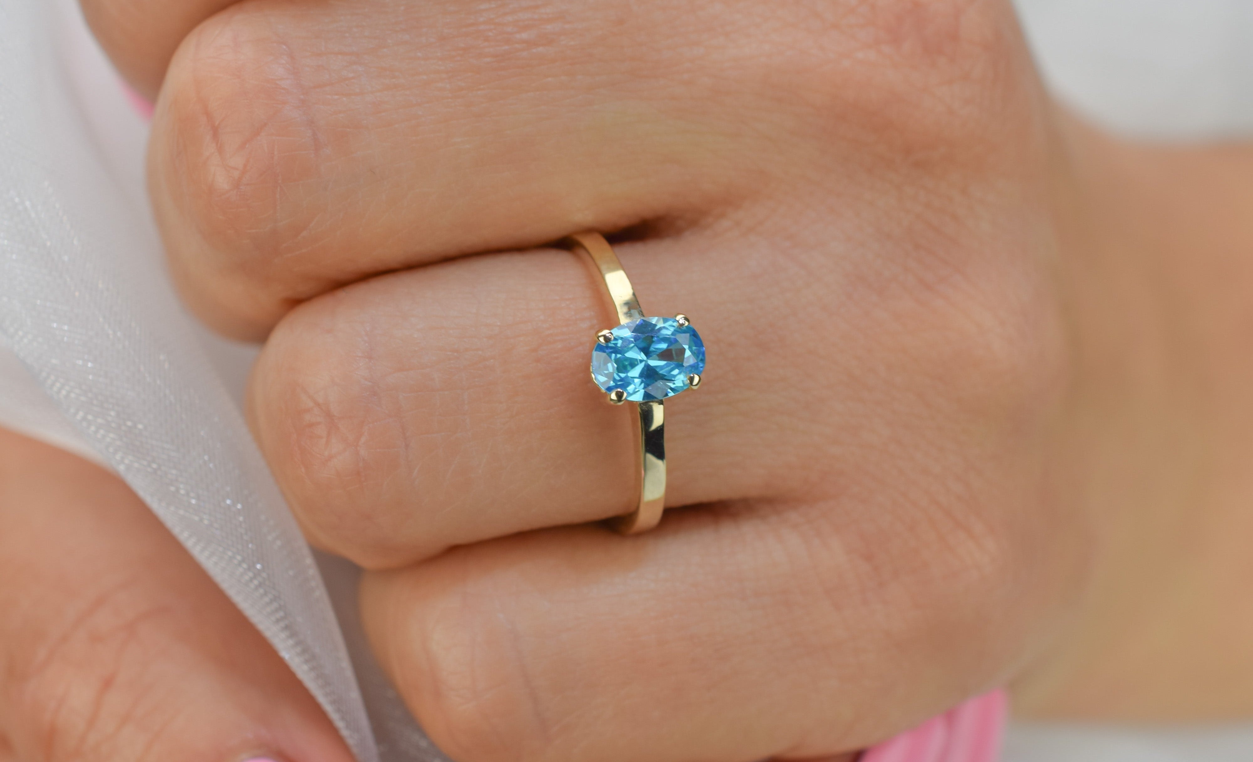 14k swarovski topaas ring, swarovski blauwe ring, 14k gouden ring, geboortesteen ring, 14k ovale topaas ring, natuurlijke topaas ring, birthstone ringen, geboortesteen ring, topaas ring goud, ovaal geslepen ring, 14k solitaire ring