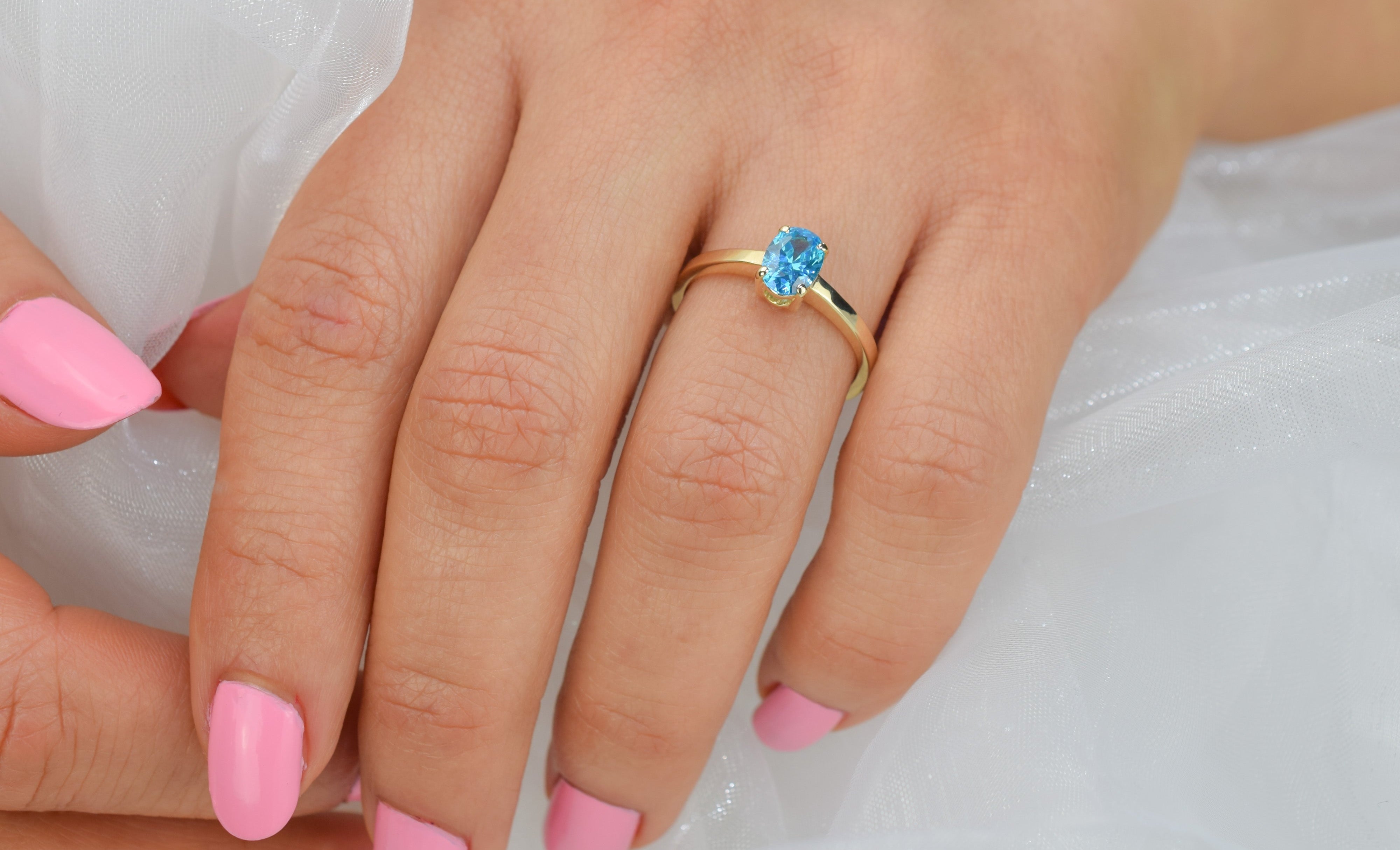 14k swarovski topaas ring, swarovski blauwe ring, 14k gouden ring, geboortesteen ring, 14k ovale topaas ring, natuurlijke topaas ring, birthstone ringen, geboortesteen ring, topaas ring goud, ovaal geslepen ring, 14k solitaire ring