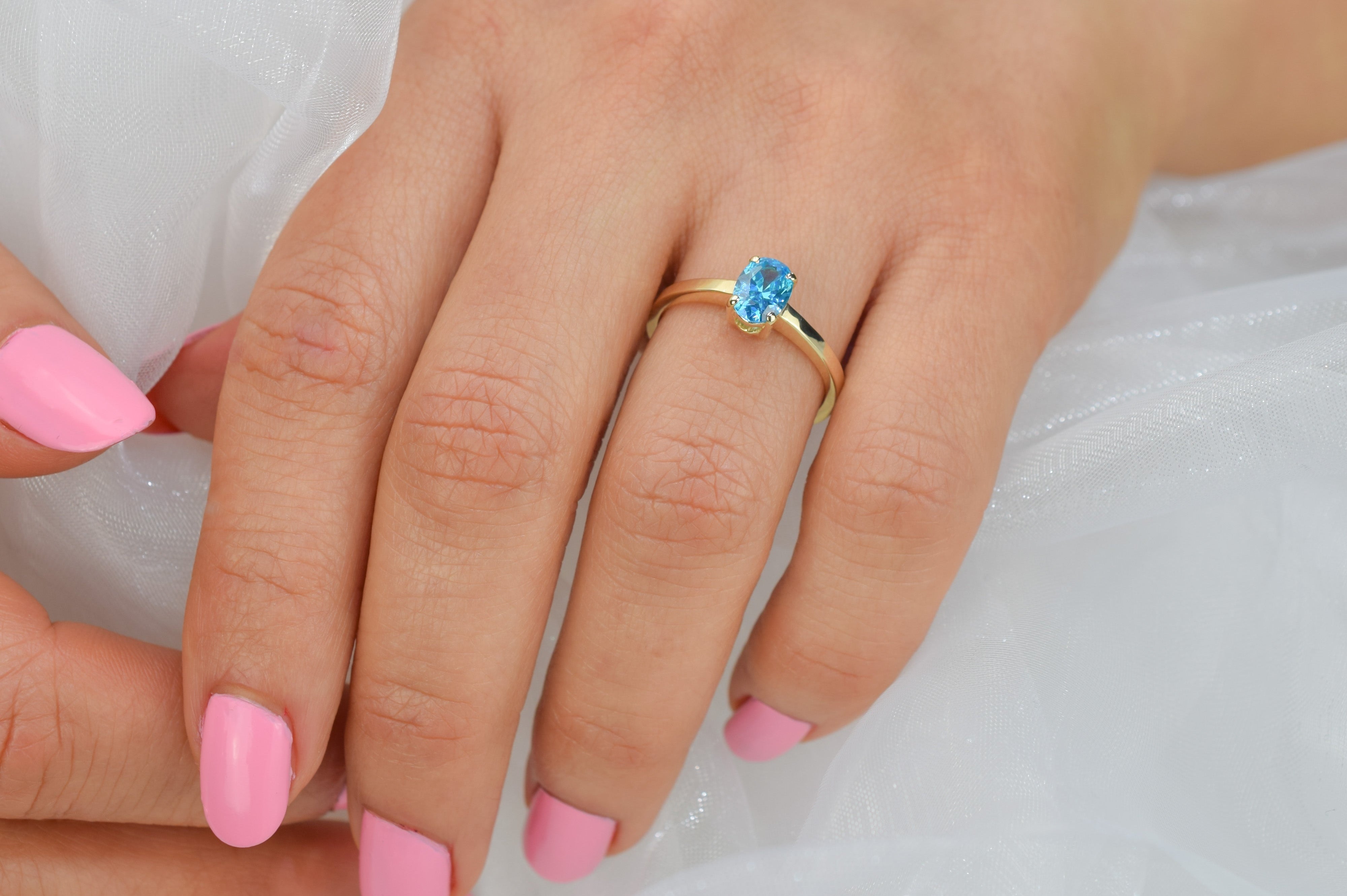 14k swarovski topaas ring, swarovski blauwe ring, 14k gouden ring, geboortesteen ring, 14k ovale topaas ring, natuurlijke topaas ring, birthstone ringen, geboortesteen ring, topaas ring goud, ovaal geslepen ring, 14k solitaire ring