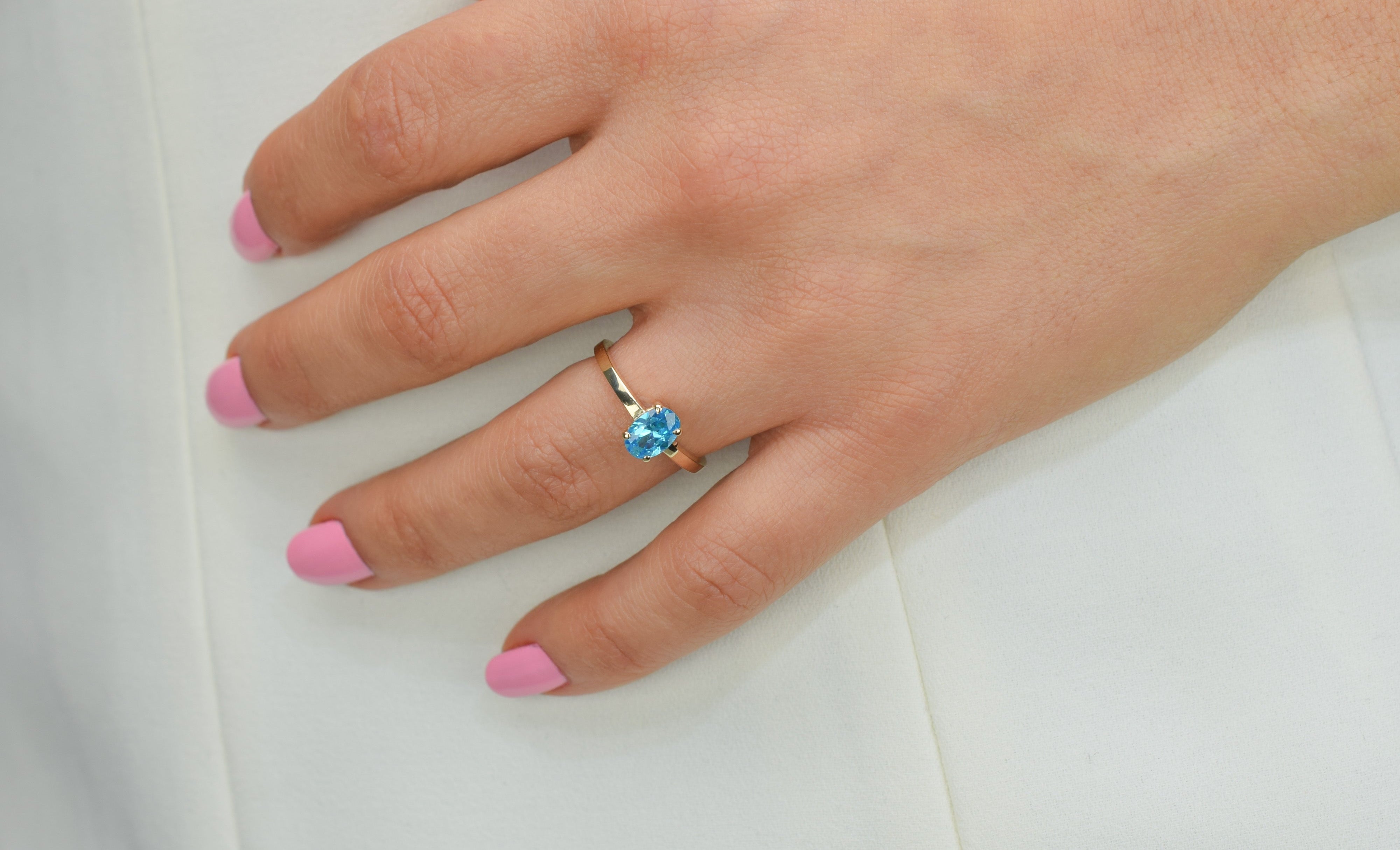 14k topaas ring, topaas ring goud, 14k gouden ring, natuurlijke topaas ring, birthstone ring, geboortesteen november, swarovski blauwe topaas, verlovingsring, elgante ring goud, blauwe steen ring