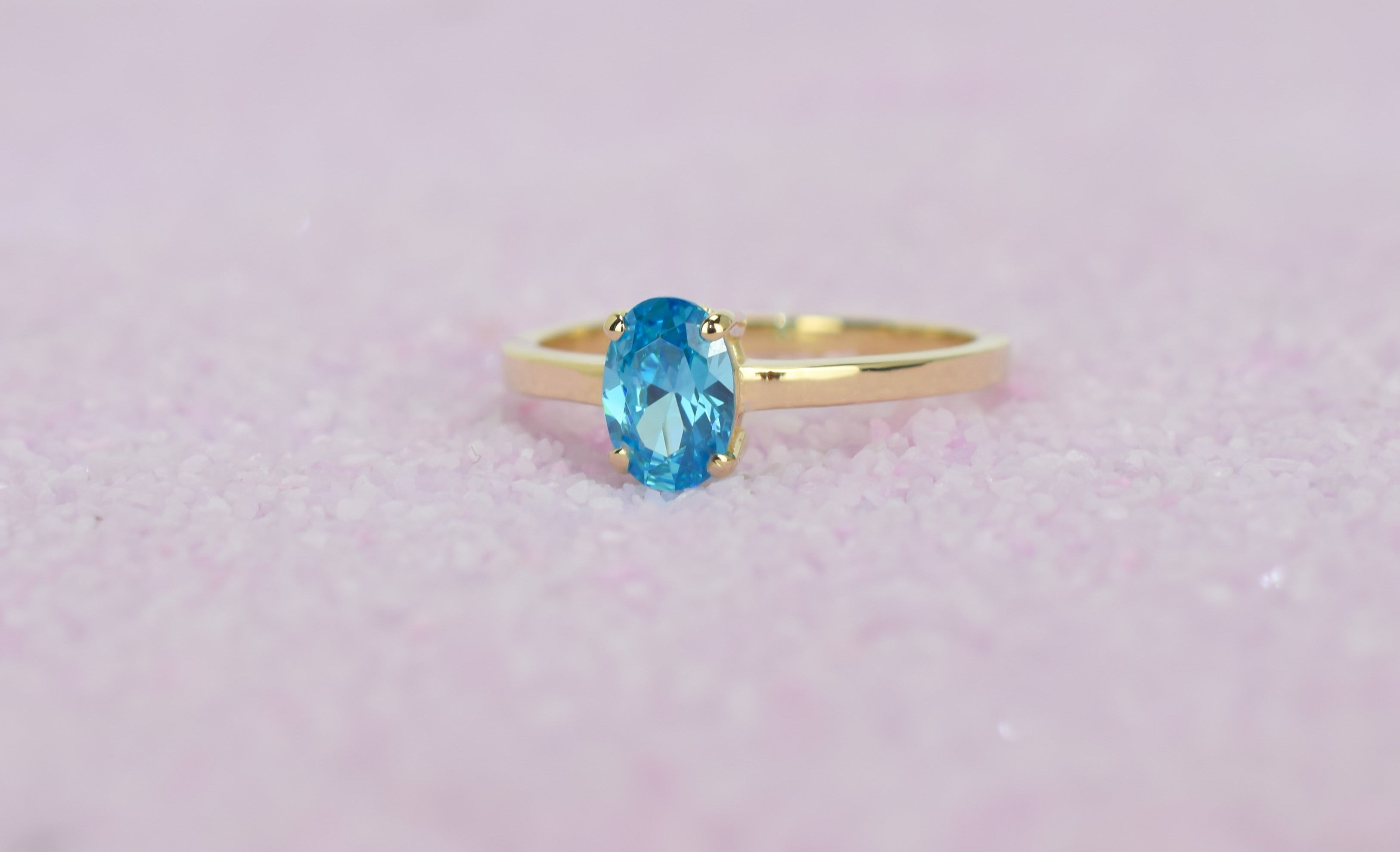 14k swarovski topaas ring, swarovski blauwe ring, 14k gouden ring, geboortesteen ring, 14k ovale topaas ring, natuurlijke topaas ring, birthstone ringen, geboortesteen ring, topaas ring goud, ovaal geslepen ring, 14k solitaire ring