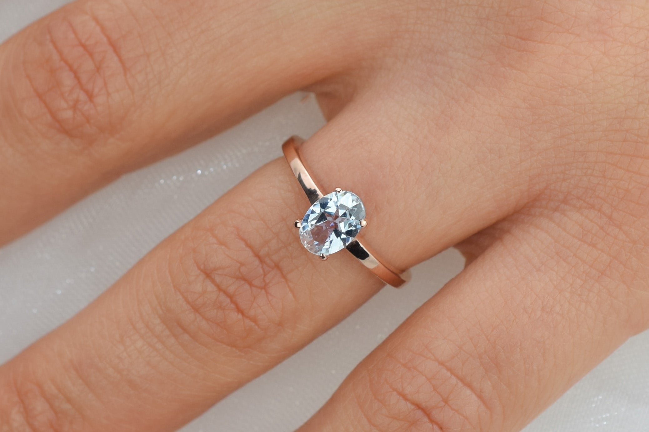 14k goud topaas ring, licht blauw topaas ring, natuurlijke topaas ring goud, ovaal geslepen rose ring, verlovingsring goud, rose gouden birthstone ring, birthstone sieraden, geboorte steen ring, swarovski ring, 14k swarovski ring, swarovski topaas ring