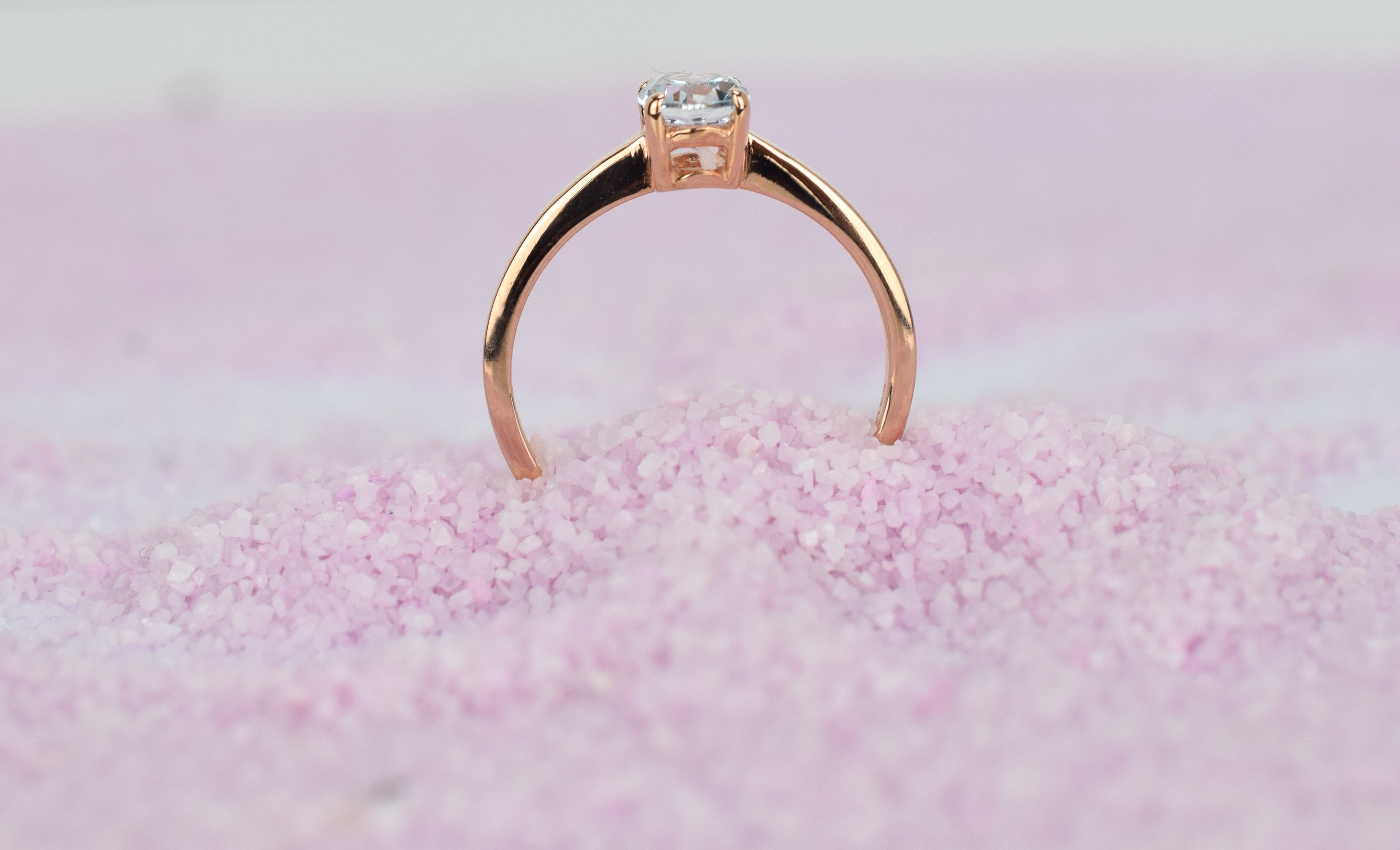 14k goud topaas ring, licht blauw topaas ring, natuurlijke topaas ring goud, ovaal geslepen rose ring, verlovingsring goud, rose gouden birthstone ring, birthstone sieraden, geboorte steen ring, swarovski ring, 14k swarovski ring, swarovski topaas ring