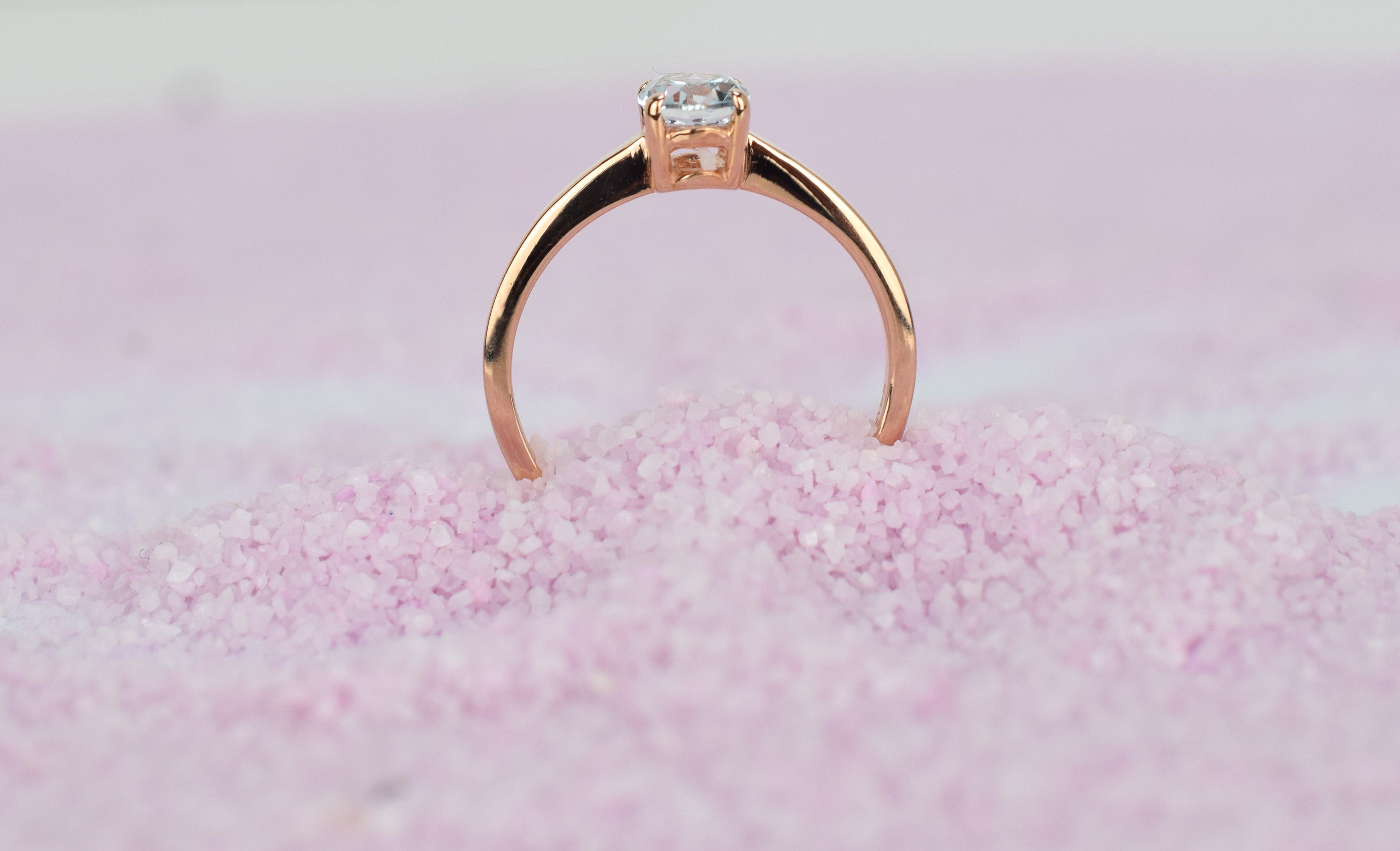 14k goud topaas ring, licht blauw topaas ring, natuurlijke topaas ring goud, ovaal geslepen rose ring, verlovingsring goud, rose gouden birthstone ring, birthstone sieraden, geboorte steen ring, swarovski ring, 14k swarovski ring, swarovski topaas ring