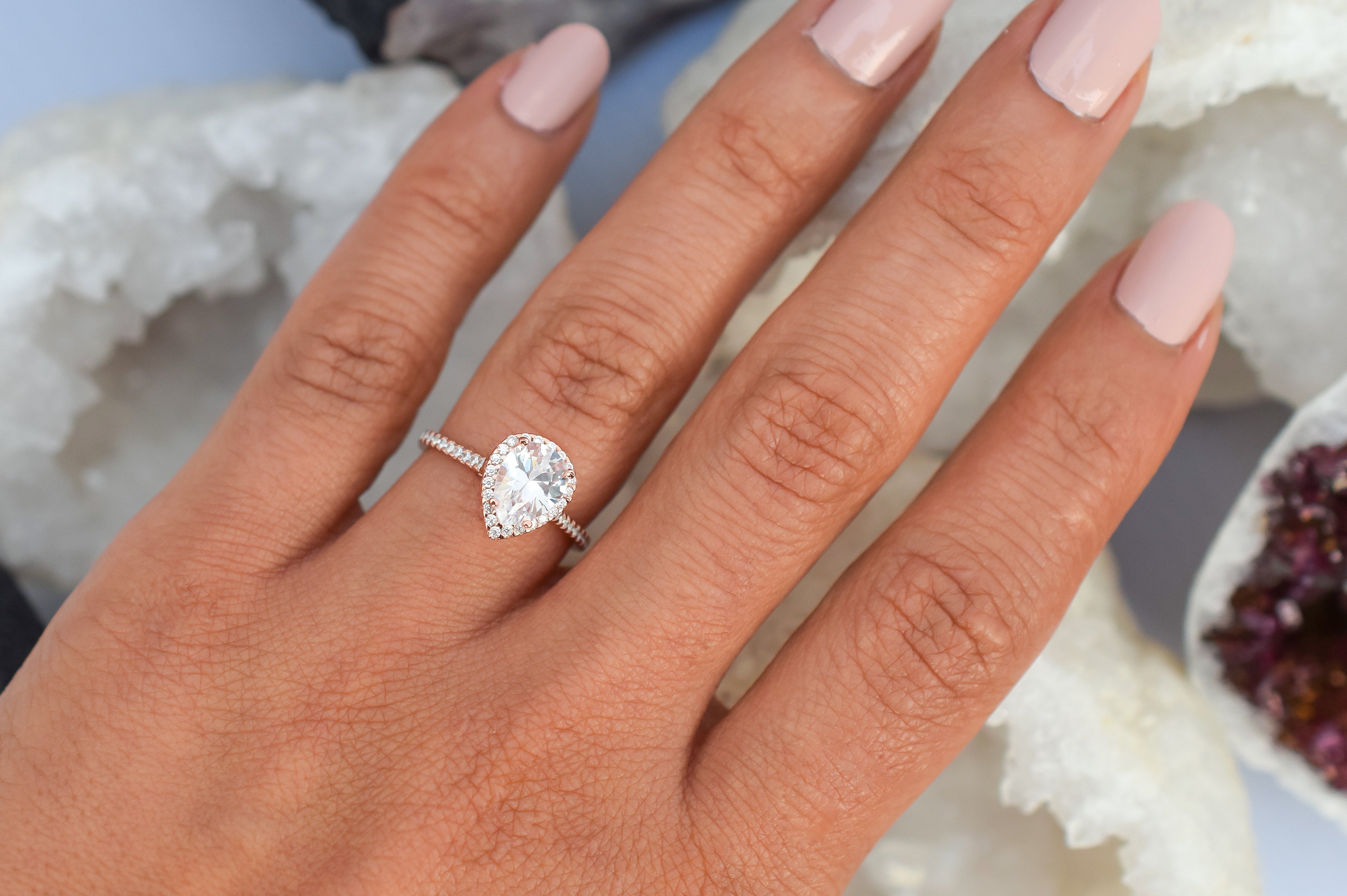 Peervormige ring met stenen, rose ring met stenen, peer ring rosegoud, verlovingsring dames, ring peervormige steen, druppelvormige ring met steen, trouwring goud