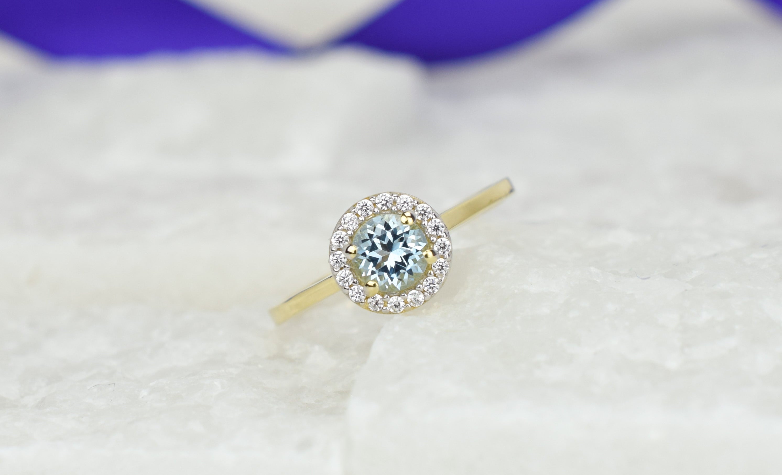 14k swarovski ring, swarovski goud, swarovski topaas ring, ring birthstone, november geboortesteen, ronde topaas ring, 14k gouden ring, 14k ronde blauwe steen ring