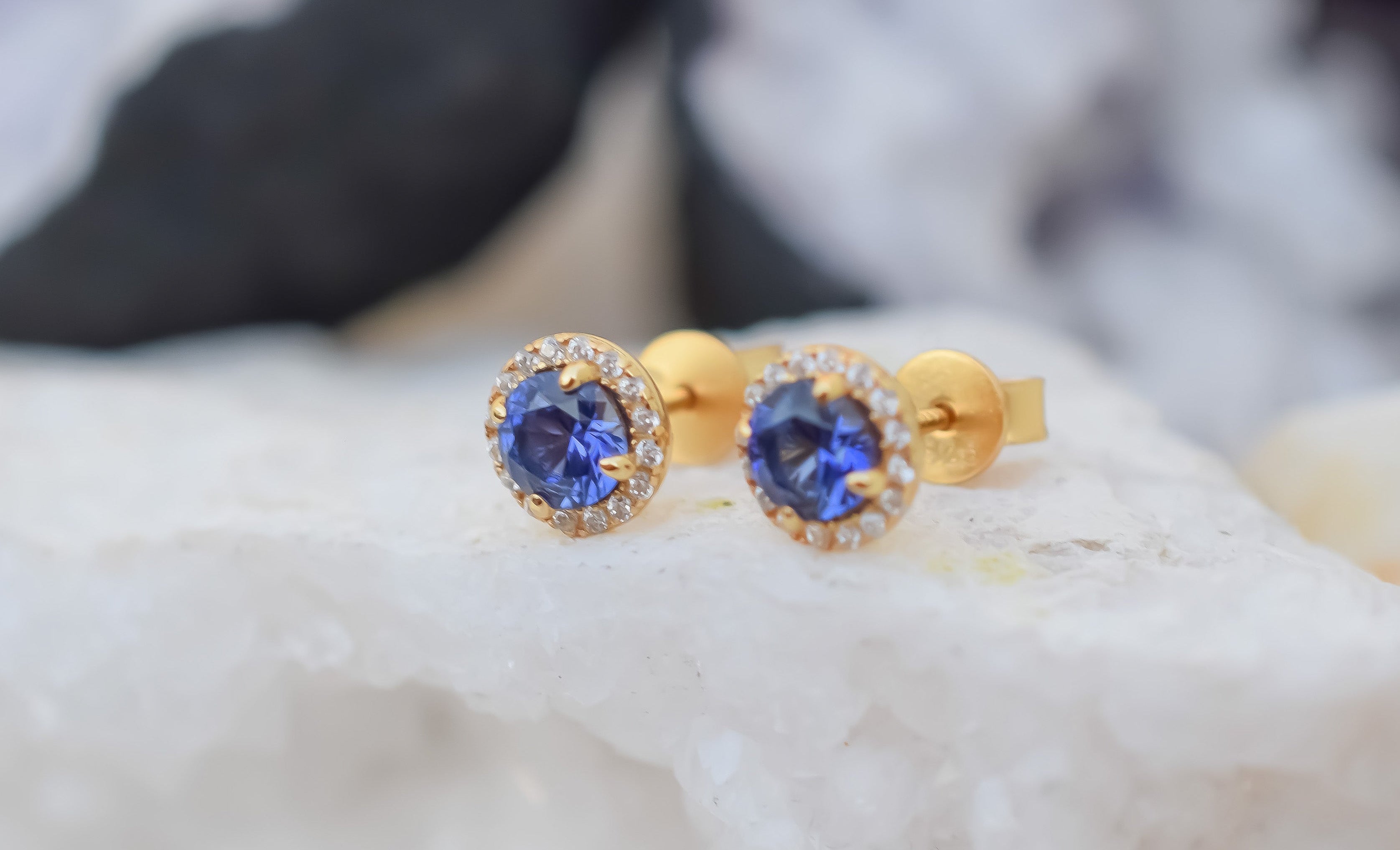 saffier oorbellen, 18k gouden saffier oorbellen, blauwe oorbellen, geboortesteen oorbellen, birthstone earrings, sapphire earrings gold, bemyjewels, sieraden, jewelry