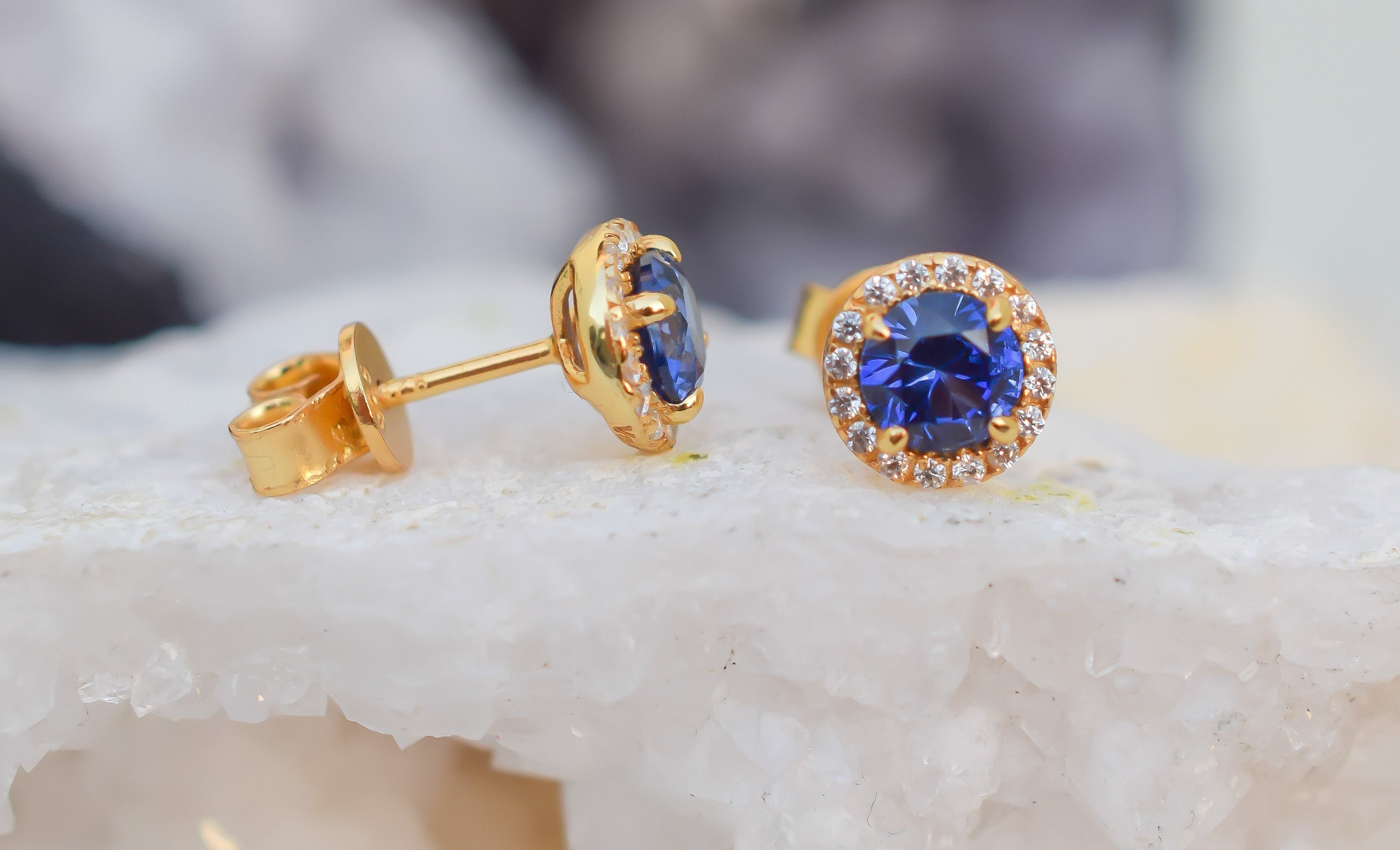 saffier oorbellen, 18k gouden saffier oorbellen, blauwe oorbellen, geboortesteen oorbellen, birthstone earrings, sapphire earrings gold, bemyjewels, sieraden, jewelry
