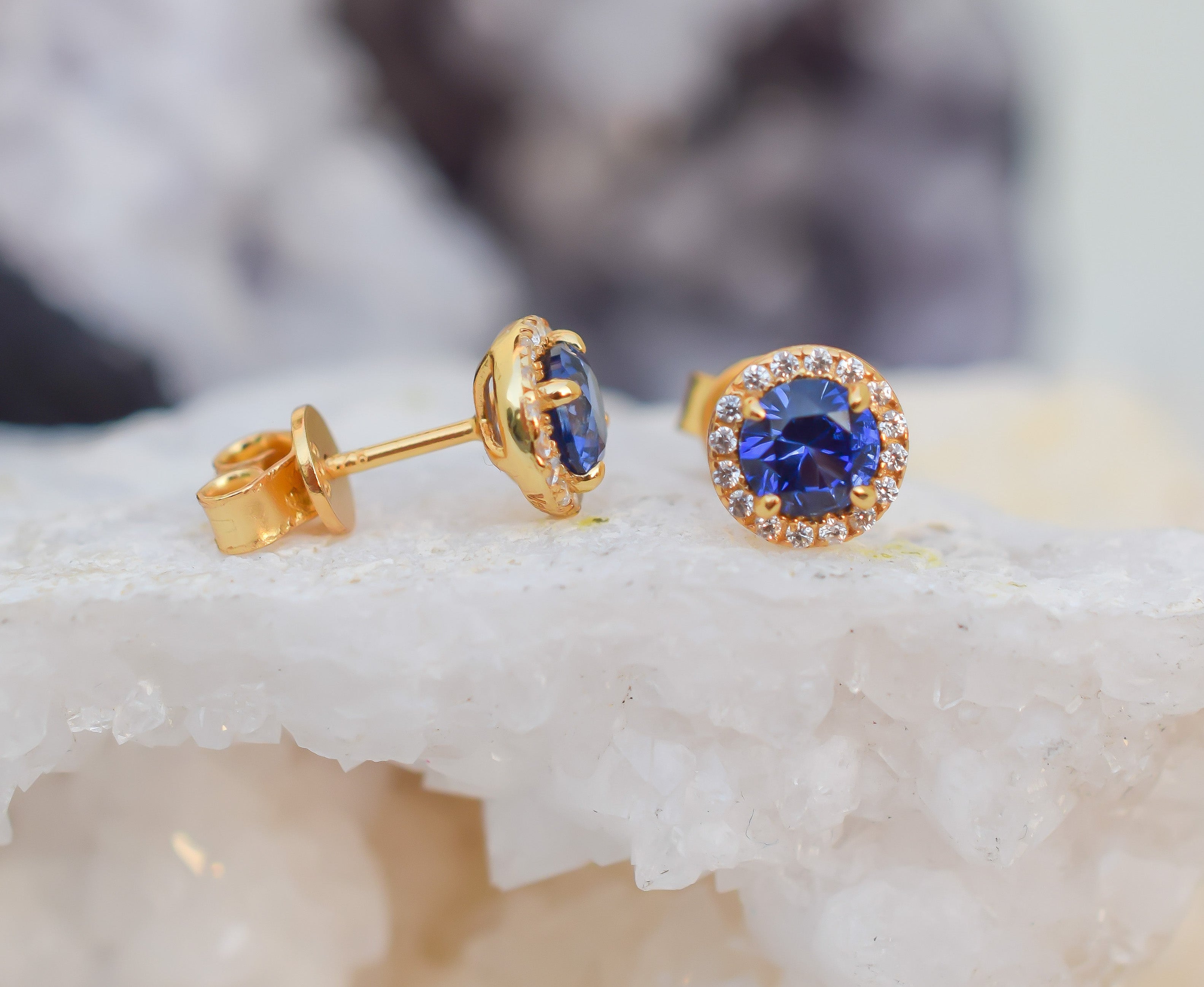 saffier oorbellen, 18k gouden saffier oorbellen, blauwe oorbellen, geboortesteen oorbellen, birthstone earrings, sapphire earrings gold, bemyjewels, sieraden, jewelry