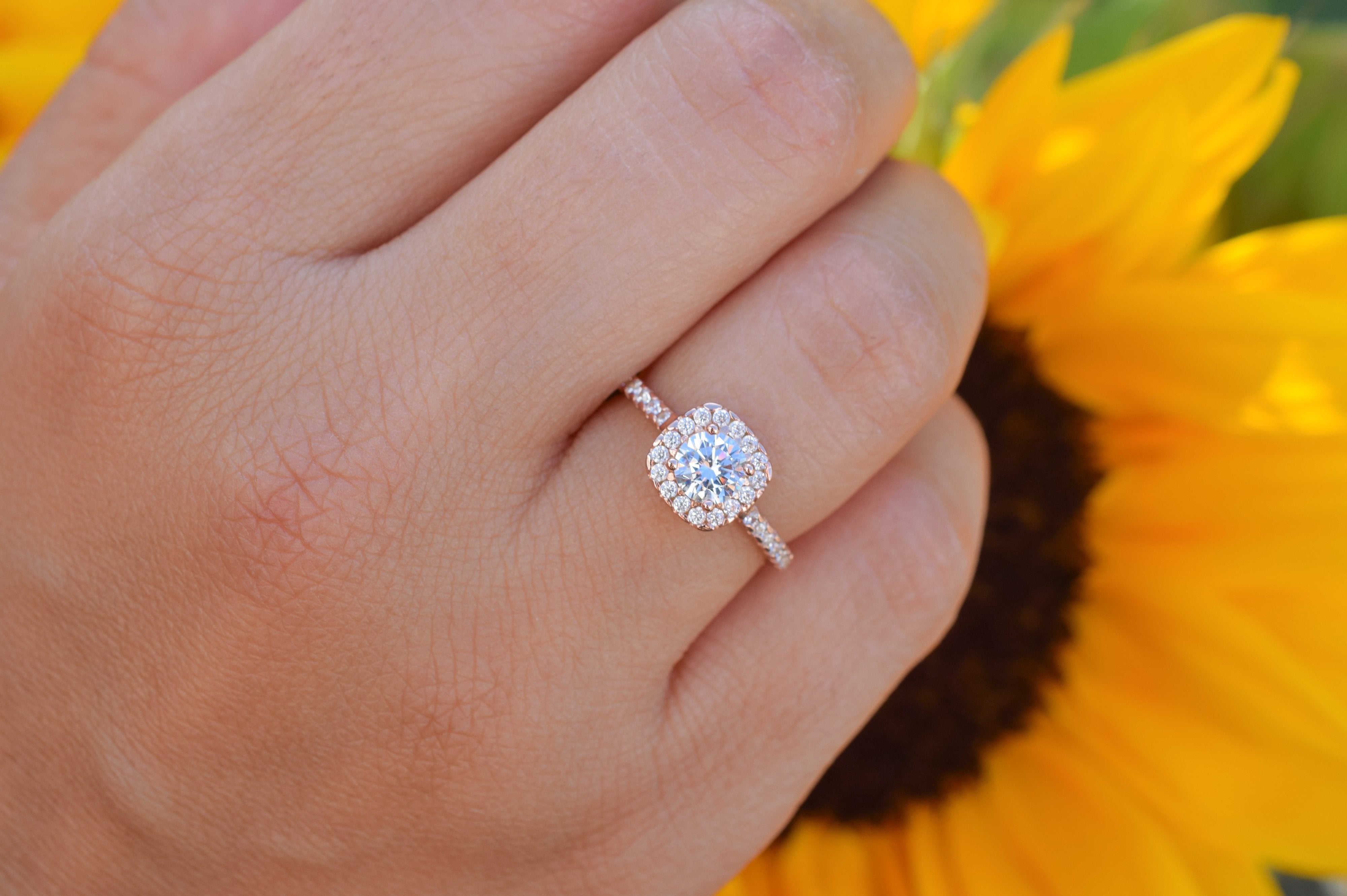 verlovingsring goud, gouden verlovingsring, zilveren verlovingsring, rosegouden verlovingsring, ring met stenen, solitaire zilveren ring met solitaire steen, vierkante ring, zilveren vierkante ring, gouden vierkante ring