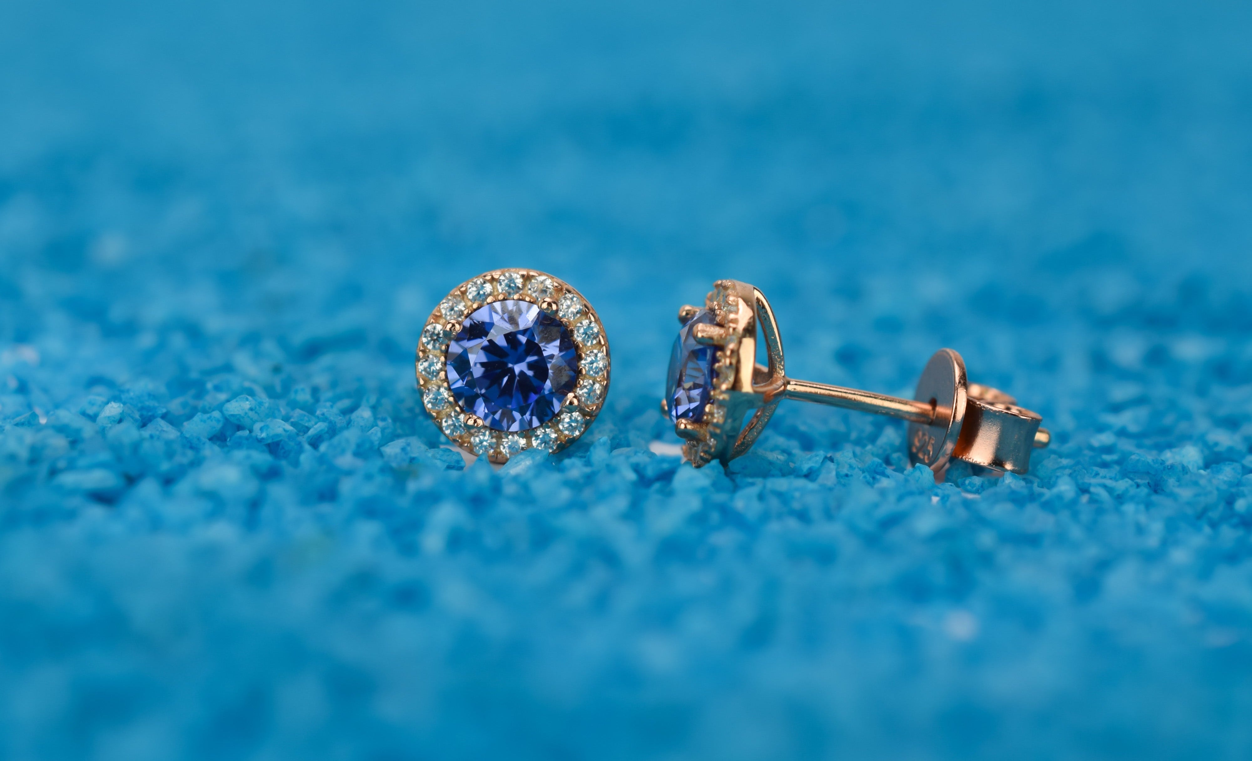 Tanaziet oorbellen, blauwe tanaziet oorknoppen, gouden tanaziet oorknoppen, oorbellen birthstone, geboortestenen oorbellen, blauwe oorbellen, blauwe oorbellen tanaziet, paarse oorbellen, violette oorbellen, roze gouden oorbellen blauw, zilveren birthstone sieraden