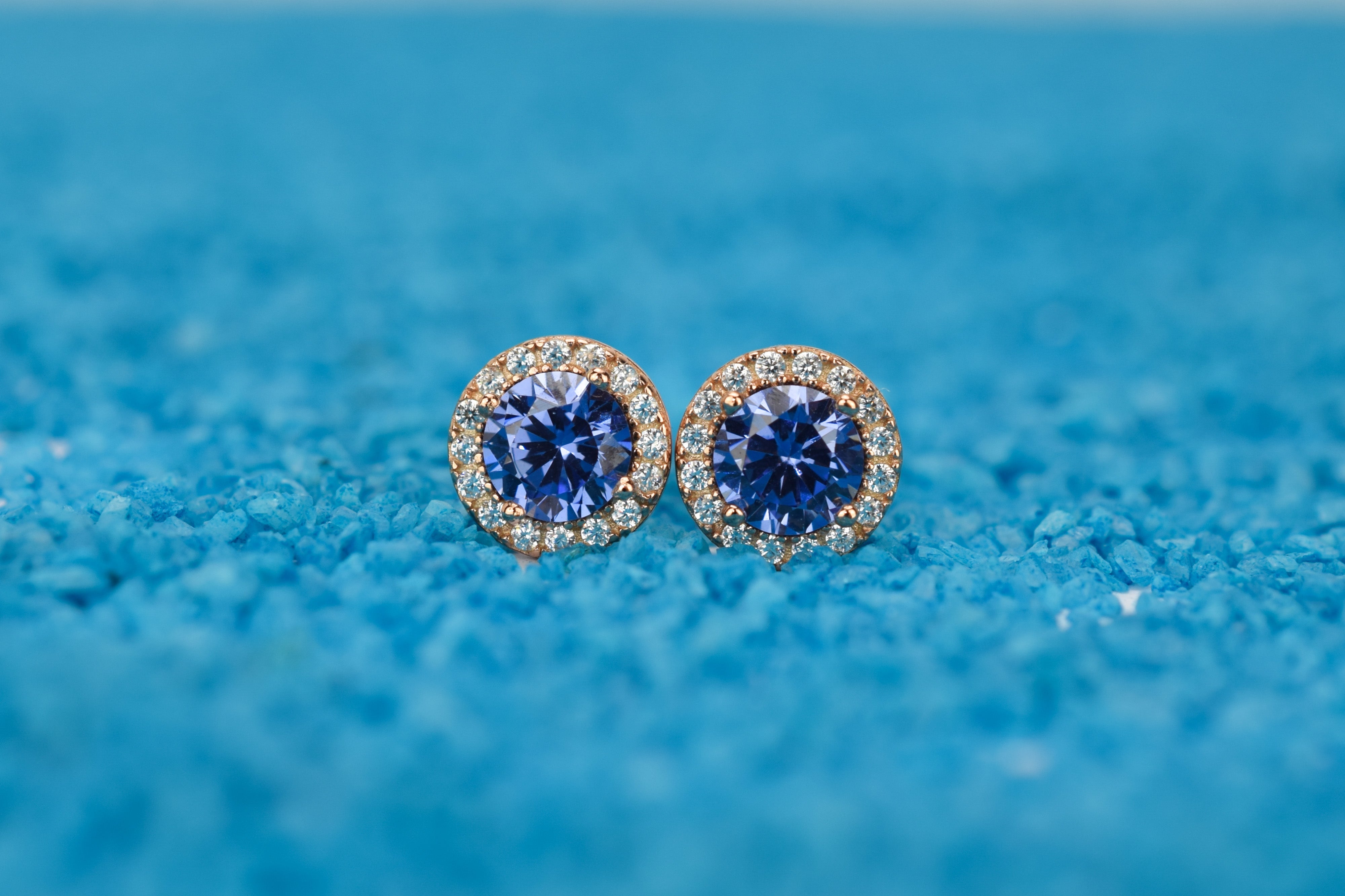 Tanaziet oorbellen, blauwe tanaziet oorknoppen, gouden tanaziet oorknoppen, oorbellen birthstone, geboortestenen oorbellen, blauwe oorbellen, blauwe oorbellen tanaziet, paarse oorbellen, violette oorbellen, roze gouden oorbellen blauw, zilveren birthstone sieraden