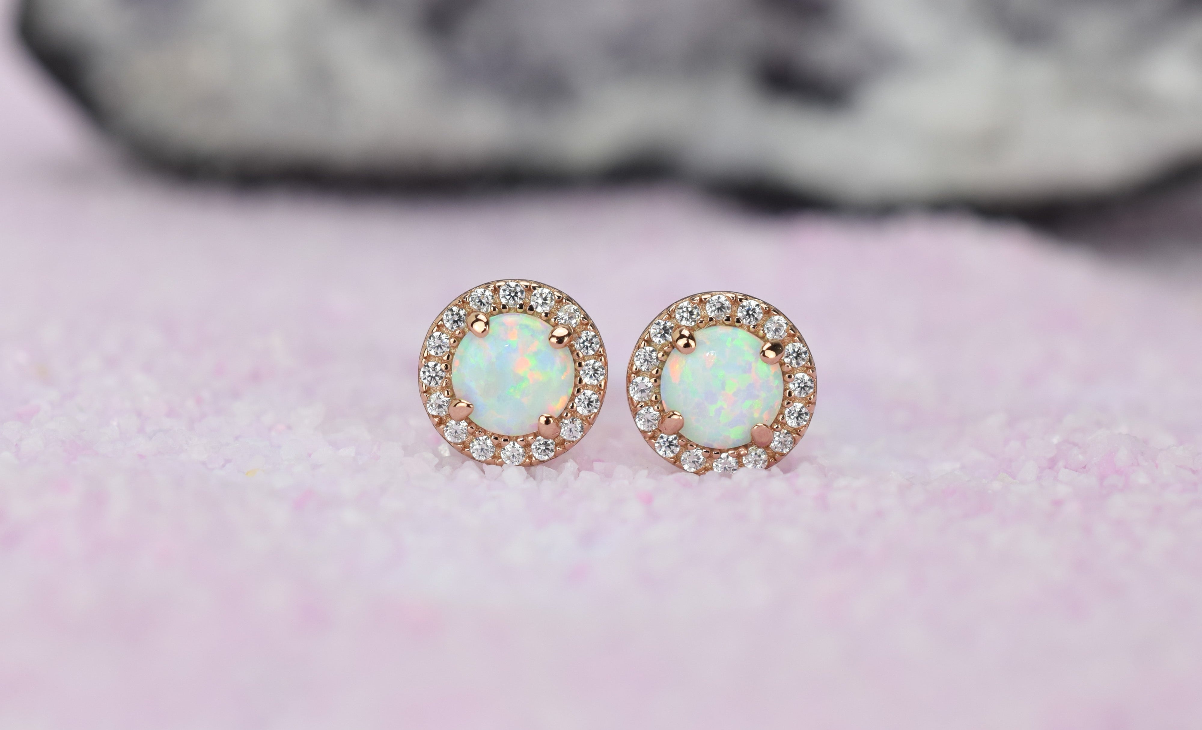 Opaal oorbellen gouden opaal oorbellen, opaal zilveren oorbellen, rosegouden opaal oorbellen, ronde opaal oorbellen, witte stenen oorbellen, birthstone opal, geboortesteen oorbellen, sieraden opaal, oktober sieraden, opaal ronde oorknoppen