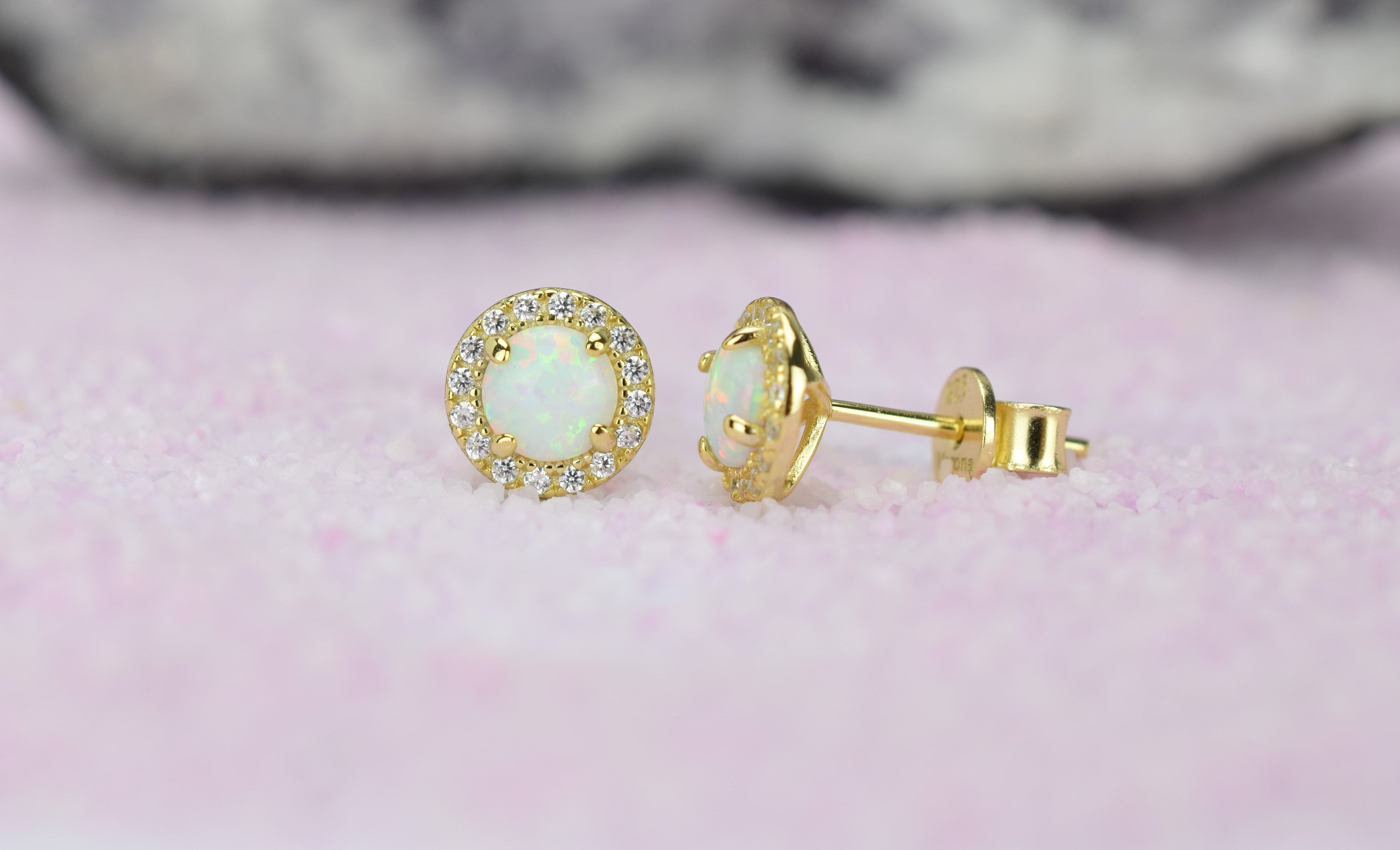 Opaal oorbellen gouden opaal oorbellen, opaal zilveren oorbellen, rosegouden opaal oorbellen, ronde opaal oorbellen, witte stenen oorbellen, birthstone opal, geboortesteen oorbellen, sieraden opaal, oktober sieraden, opaal ronde oorknoppen