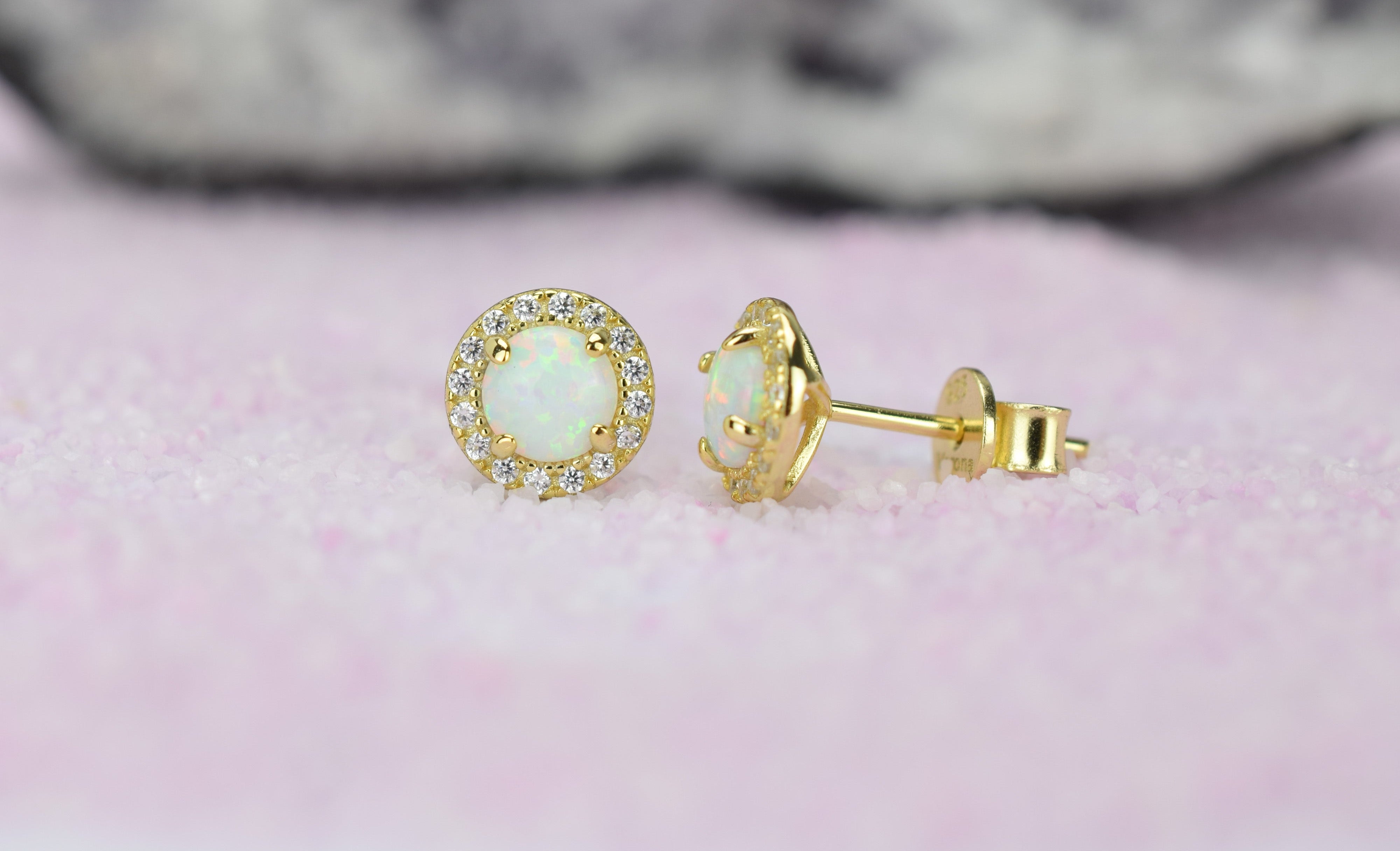 Opaal oorbellen gouden opaal oorbellen, opaal zilveren oorbellen, rosegouden opaal oorbellen, ronde opaal oorbellen, witte stenen oorbellen, birthstone opal, geboortesteen oorbellen, sieraden opaal, oktober sieraden, opaal ronde oorknoppen