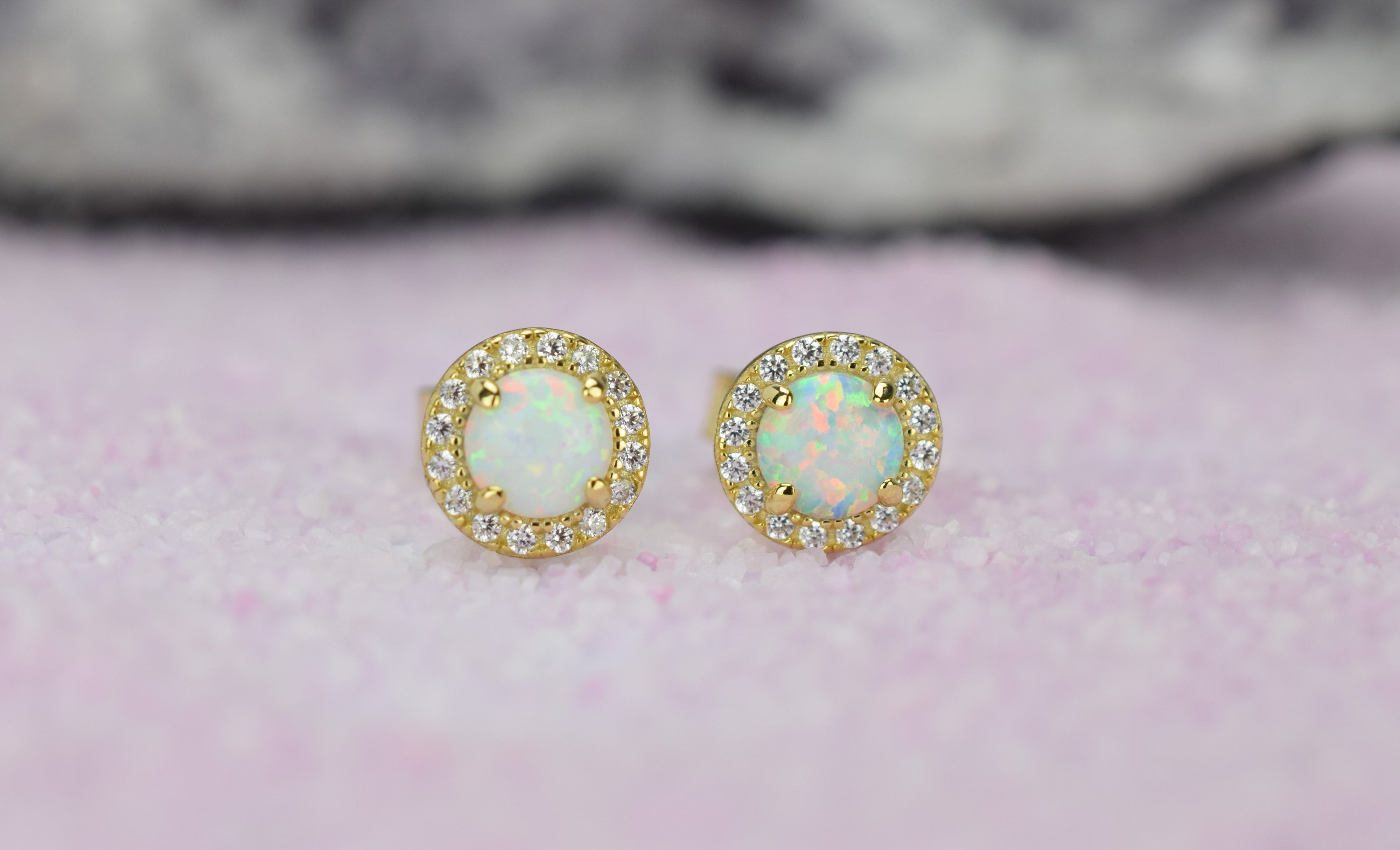 Opaal oorbellen gouden opaal oorbellen, opaal zilveren oorbellen, rosegouden opaal oorbellen, ronde opaal oorbellen, witte stenen oorbellen, birthstone opal, geboortesteen oorbellen, sieraden opaal, oktober sieraden, opaal ronde oorknoppen