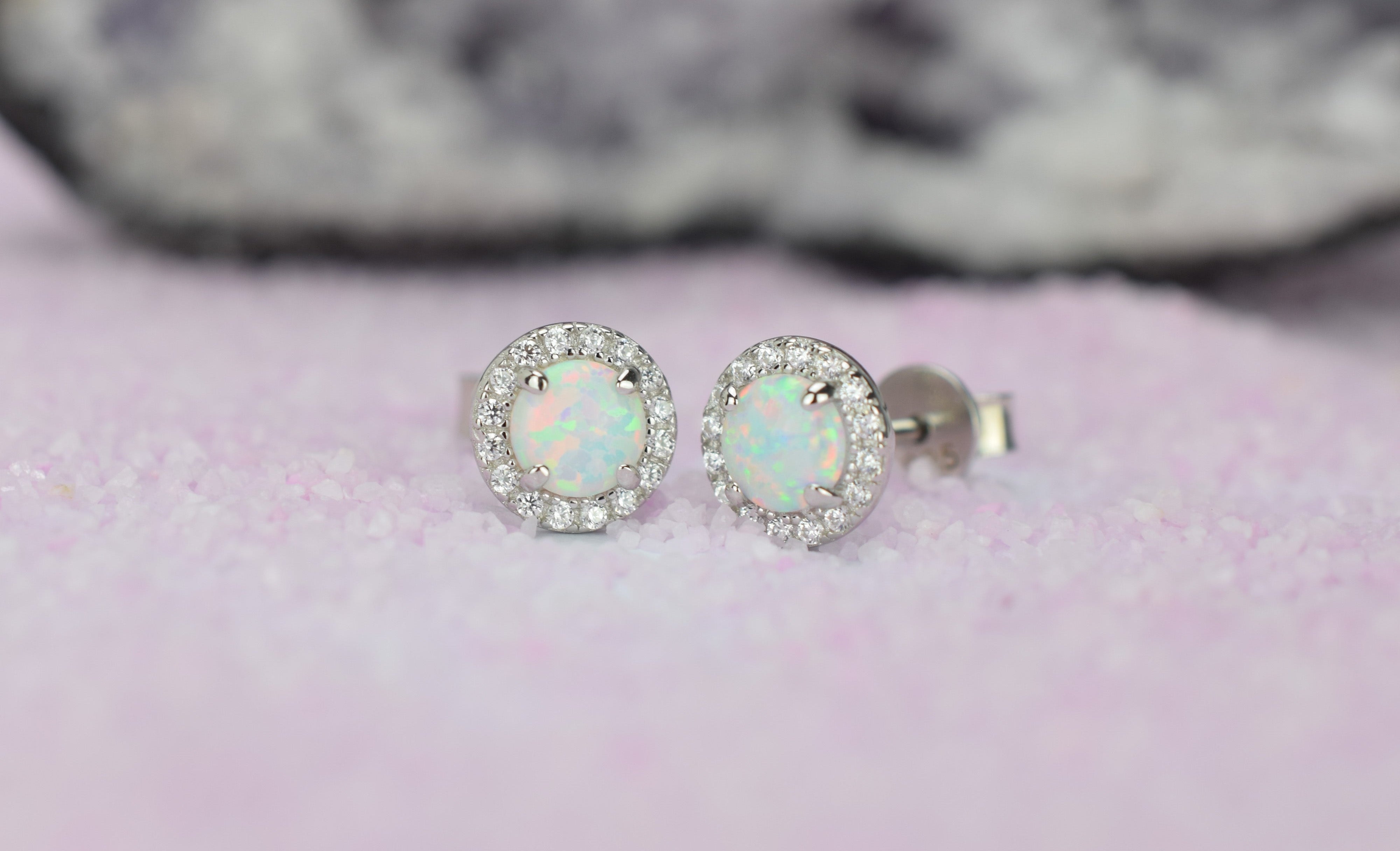 Opaal oorbellen gouden opaal oorbellen, opaal zilveren oorbellen, rosegouden opaal oorbellen, ronde opaal oorbellen, witte stenen oorbellen, birthstone opal, geboortesteen oorbellen, sieraden opaal, oktober sieraden, opaal ronde oorknoppen