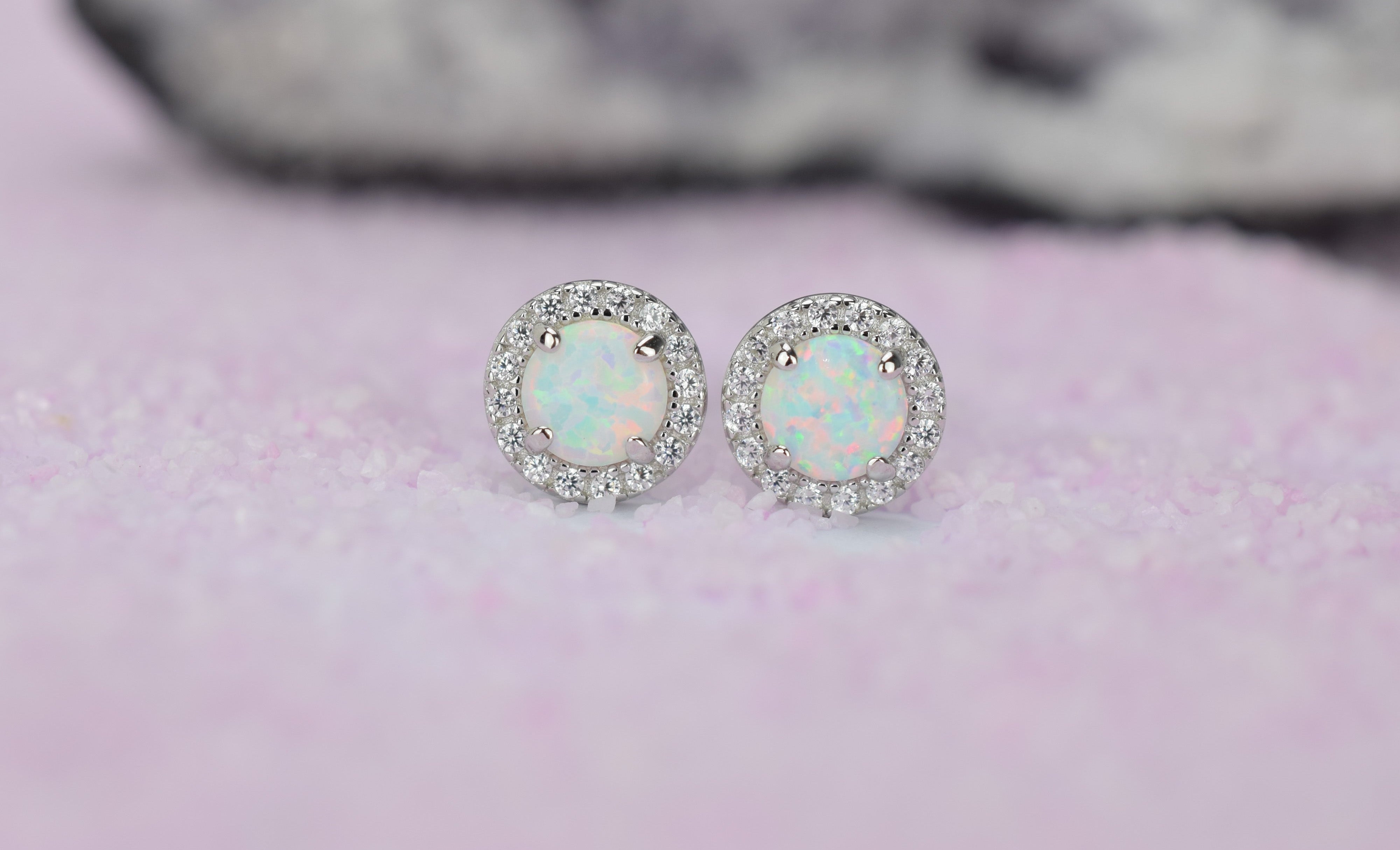 Opaal oorbellen gouden opaal oorbellen, opaal zilveren oorbellen, rosegouden opaal oorbellen, ronde opaal oorbellen, witte stenen oorbellen, birthstone opal, geboortesteen oorbellen, sieraden opaal, oktober sieraden, opaal ronde oorknoppen