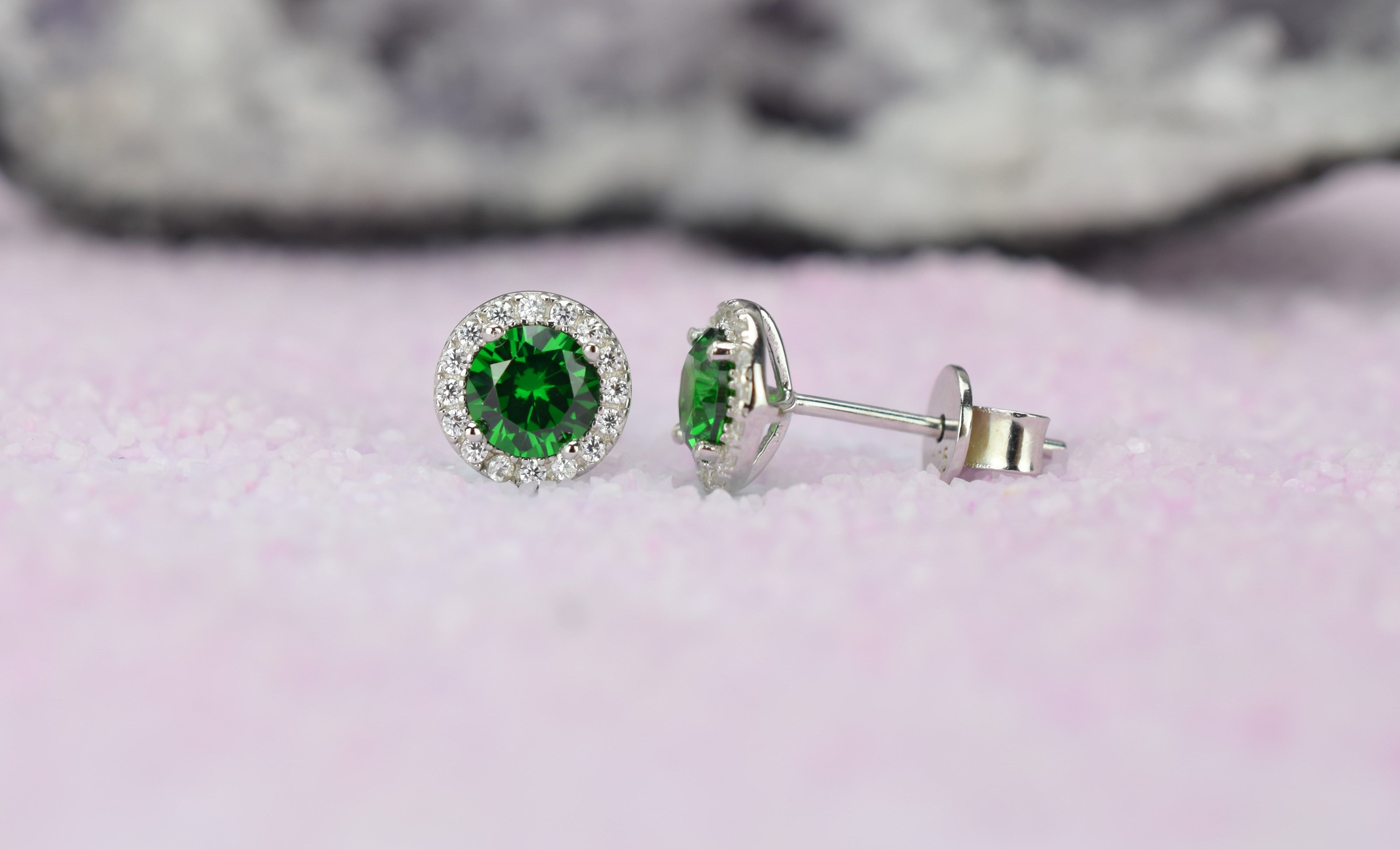 Smaragd oorbellen, gouden smaragd oorbellen, zilver smaragd oorknoppen, rosegouden smaragd oorbellen, oorbellen emarald oorbellen, birthstone oorbellen, groene oorbellen, ronde groene oorbellen, smaragd geboorte steen oorbellen, smaragd groene oorknoppen