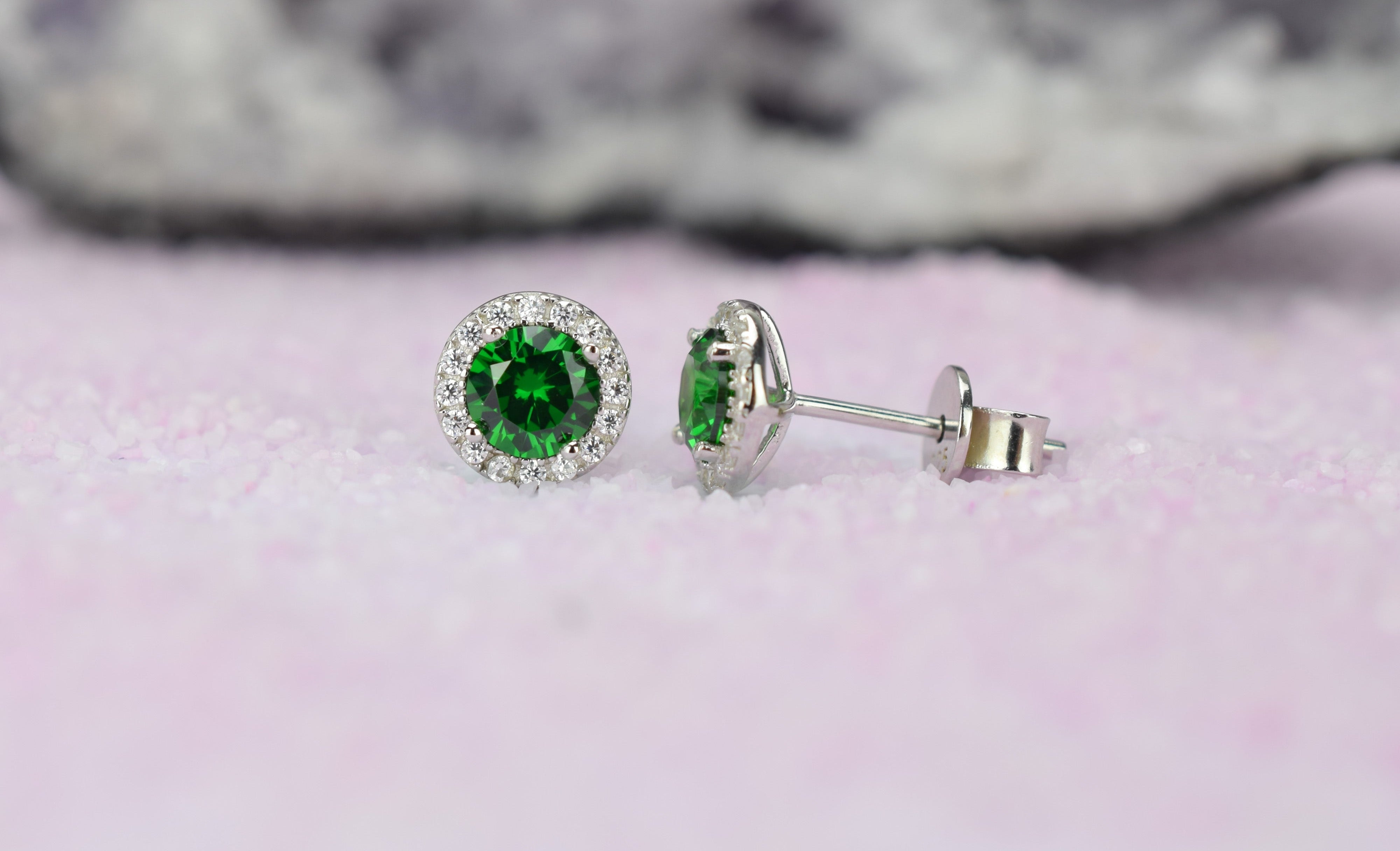 Smaragd oorbellen, gouden smaragd oorbellen, zilver smaragd oorknoppen, rosegouden smaragd oorbellen, oorbellen emarald oorbellen, birthstone oorbellen, groene oorbellen, ronde groene oorbellen, smaragd geboorte steen oorbellen, smaragd groene oorknoppen