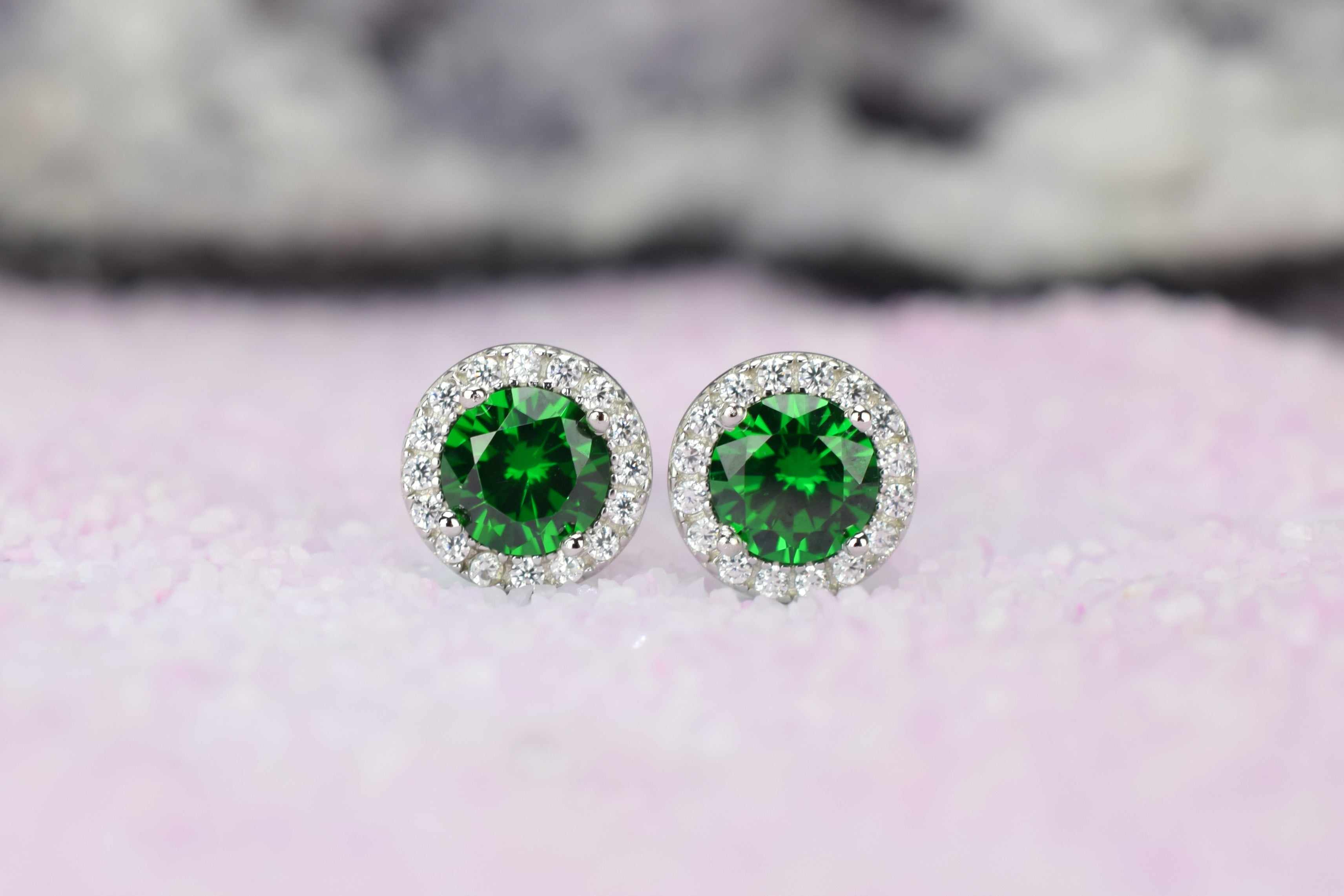 Smaragd oorbellen, gouden smaragd oorbellen, zilver smaragd oorknoppen, rosegouden smaragd oorbellen, oorbellen emarald oorbellen, birthstone oorbellen, groene oorbellen, ronde groene oorbellen, smaragd geboorte steen oorbellen, smaragd groene oorknoppen