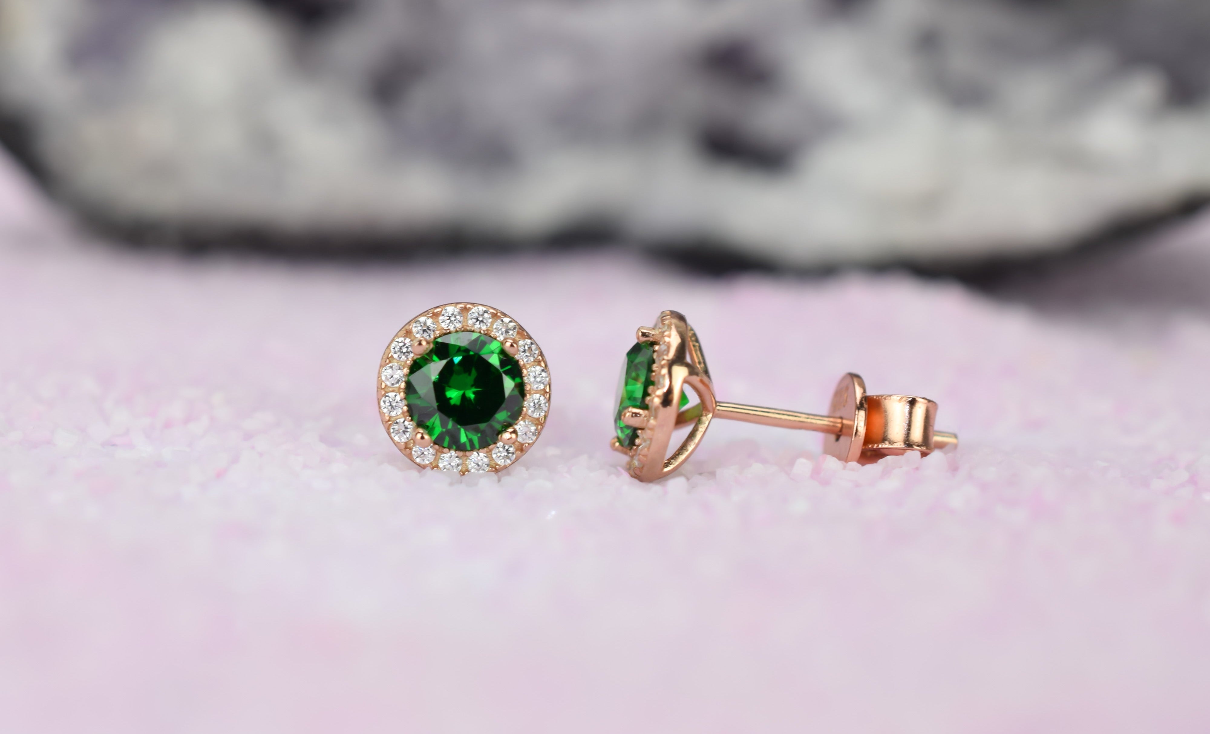 Smaragd oorbellen, gouden smaragd oorbellen, zilver smaragd oorknoppen, rosegouden smaragd oorbellen, oorbellen emarald oorbellen, birthstone oorbellen, groene oorbellen, ronde groene oorbellen, smaragd geboorte steen oorbellen, smaragd groene oorknoppen