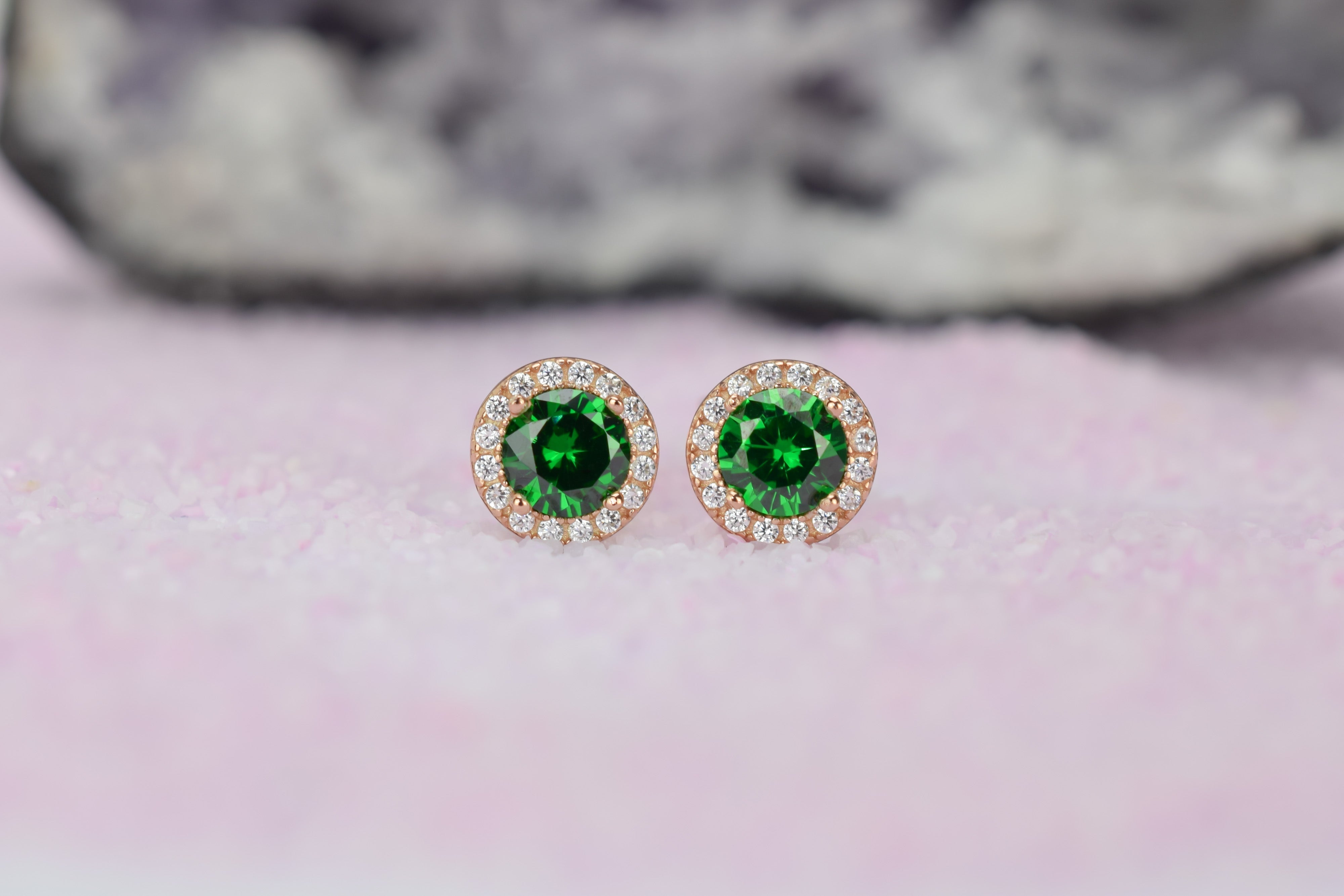 Smaragd oorbellen, gouden smaragd oorbellen, zilver smaragd oorknoppen, rosegouden smaragd oorbellen, oorbellen emarald oorbellen, birthstone oorbellen, groene oorbellen, ronde groene oorbellen, smaragd geboorte steen oorbellen, smaragd groene oorknoppen