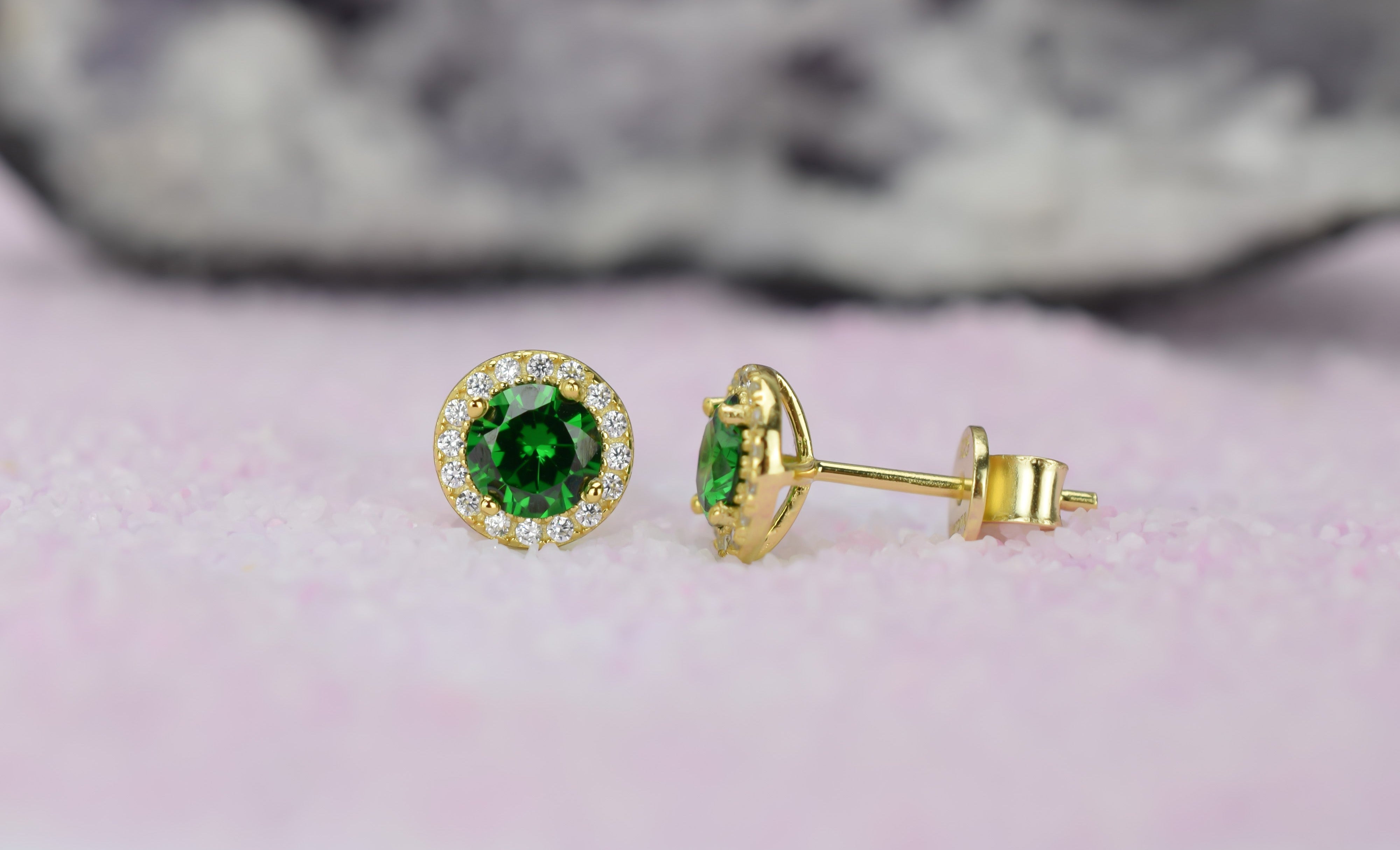 Smaragd oorbellen, gouden smaragd oorbellen, zilver smaragd oorknoppen, rosegouden smaragd oorbellen, oorbellen emarald oorbellen, birthstone oorbellen, groene oorbellen, ronde groene oorbellen, smaragd geboorte steen oorbellen, smaragd groene oorknoppen