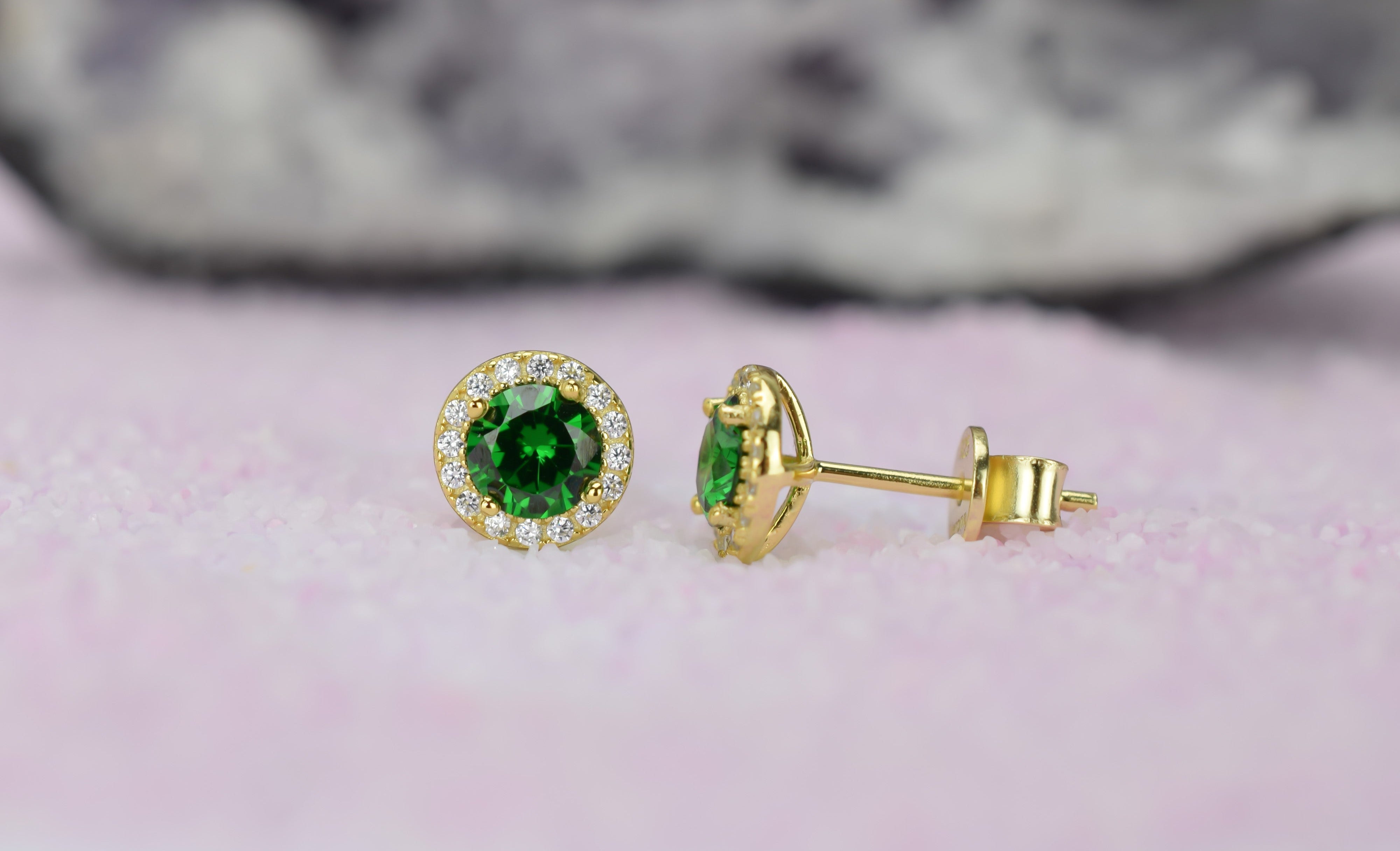Smaragd oorbellen, gouden smaragd oorbellen, zilver smaragd oorknoppen, rosegouden smaragd oorbellen, oorbellen emarald oorbellen, birthstone oorbellen, groene oorbellen, ronde groene oorbellen, smaragd geboorte steen oorbellen, smaragd groene oorknoppen