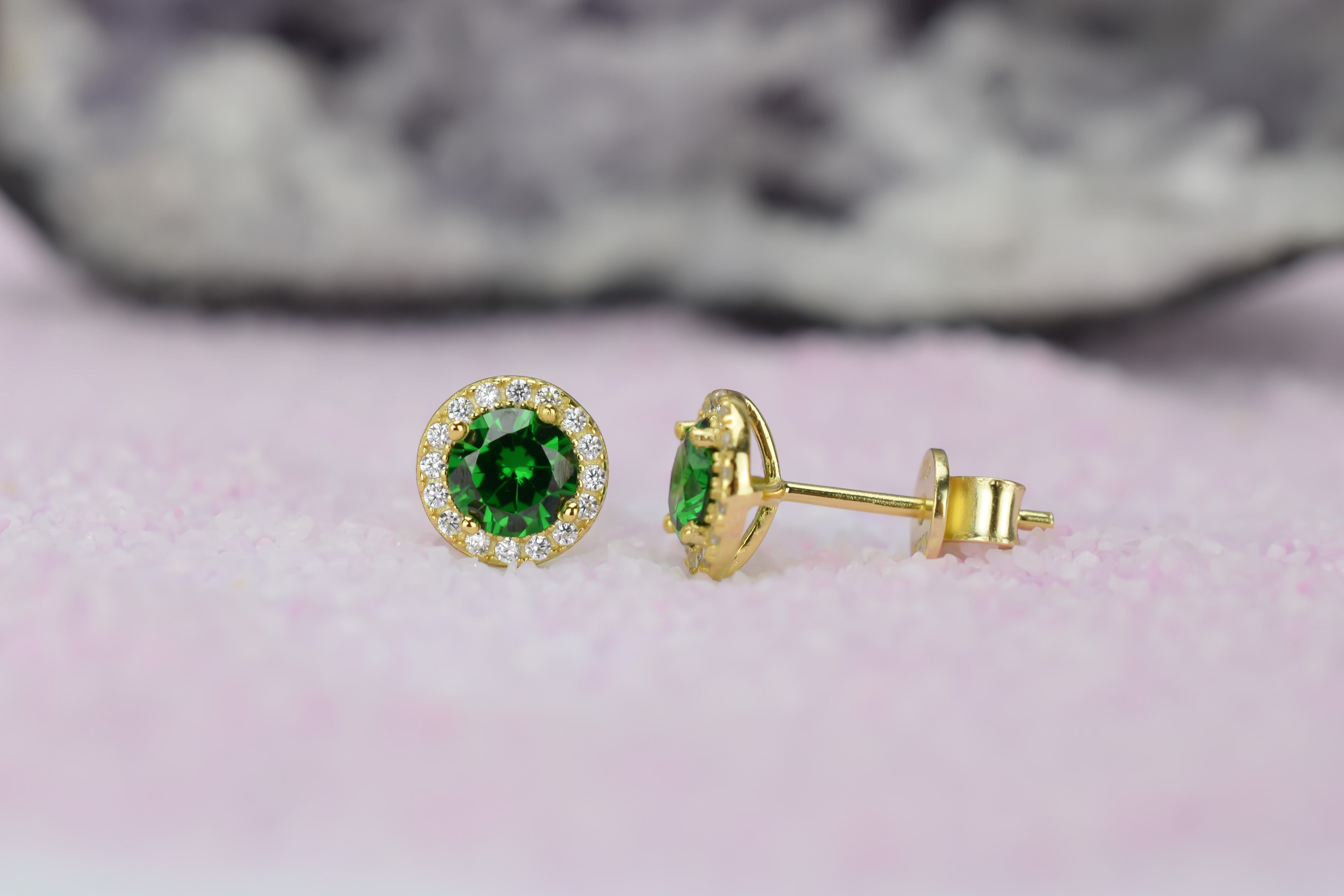 Smaragd oorbellen, gouden smaragd oorbellen, zilver smaragd oorknoppen, rosegouden smaragd oorbellen, oorbellen emarald oorbellen, birthstone oorbellen, groene oorbellen, ronde groene oorbellen, smaragd geboorte steen oorbellen, smaragd groene oorknoppen