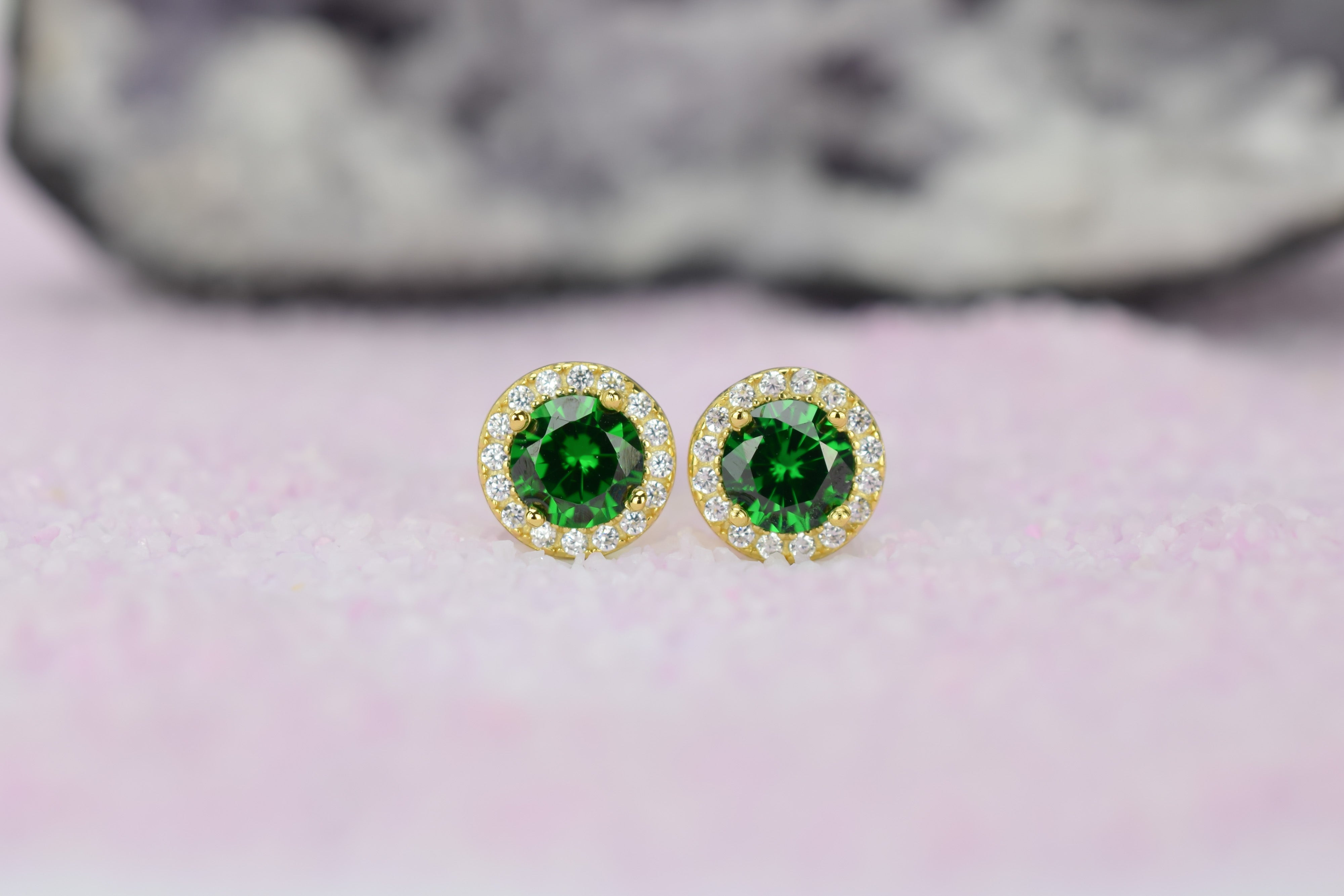 Smaragd oorbellen, gouden smaragd oorbellen, zilver smaragd oorknoppen, rosegouden smaragd oorbellen, oorbellen emarald oorbellen, birthstone oorbellen, groene oorbellen, ronde groene oorbellen, smaragd geboorte steen oorbellen, smaragd groene oorknoppen