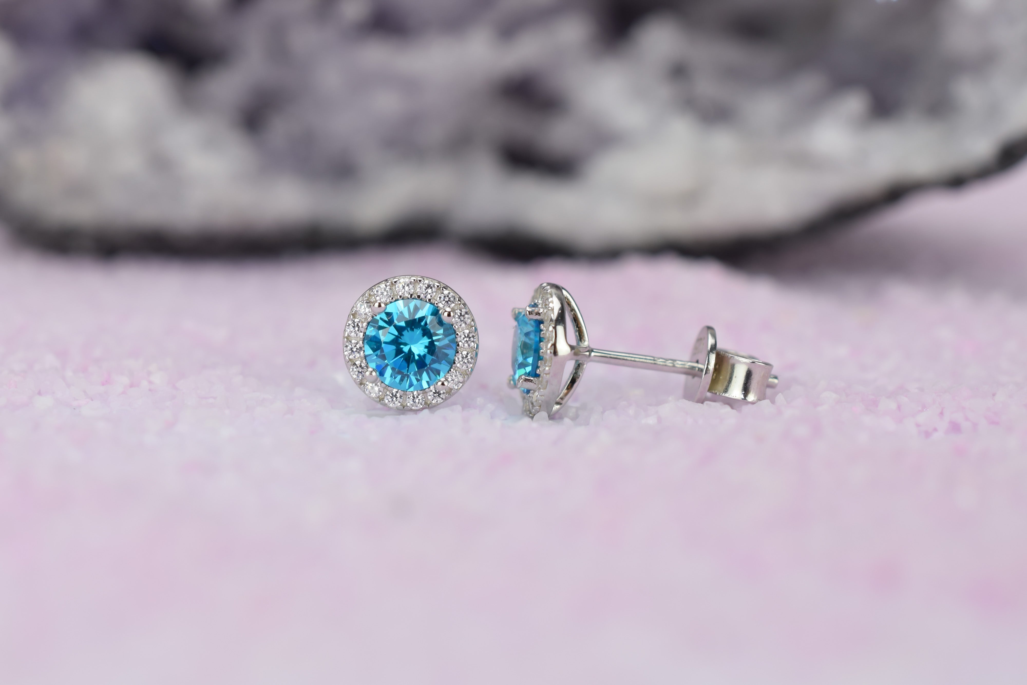 Aquamarijn soorbellen, oorbellen aquamarijn goud, zilveren aquamarijn oorbellen, blauwe oorbellen, ronde oorsieraden, aquamarijn sieraden, birthstone oorbellen, geboortesteen oorbellen maart, natturstenen aquamarijn, halo oorbellen, aquamarijn rosegoud oorbellen