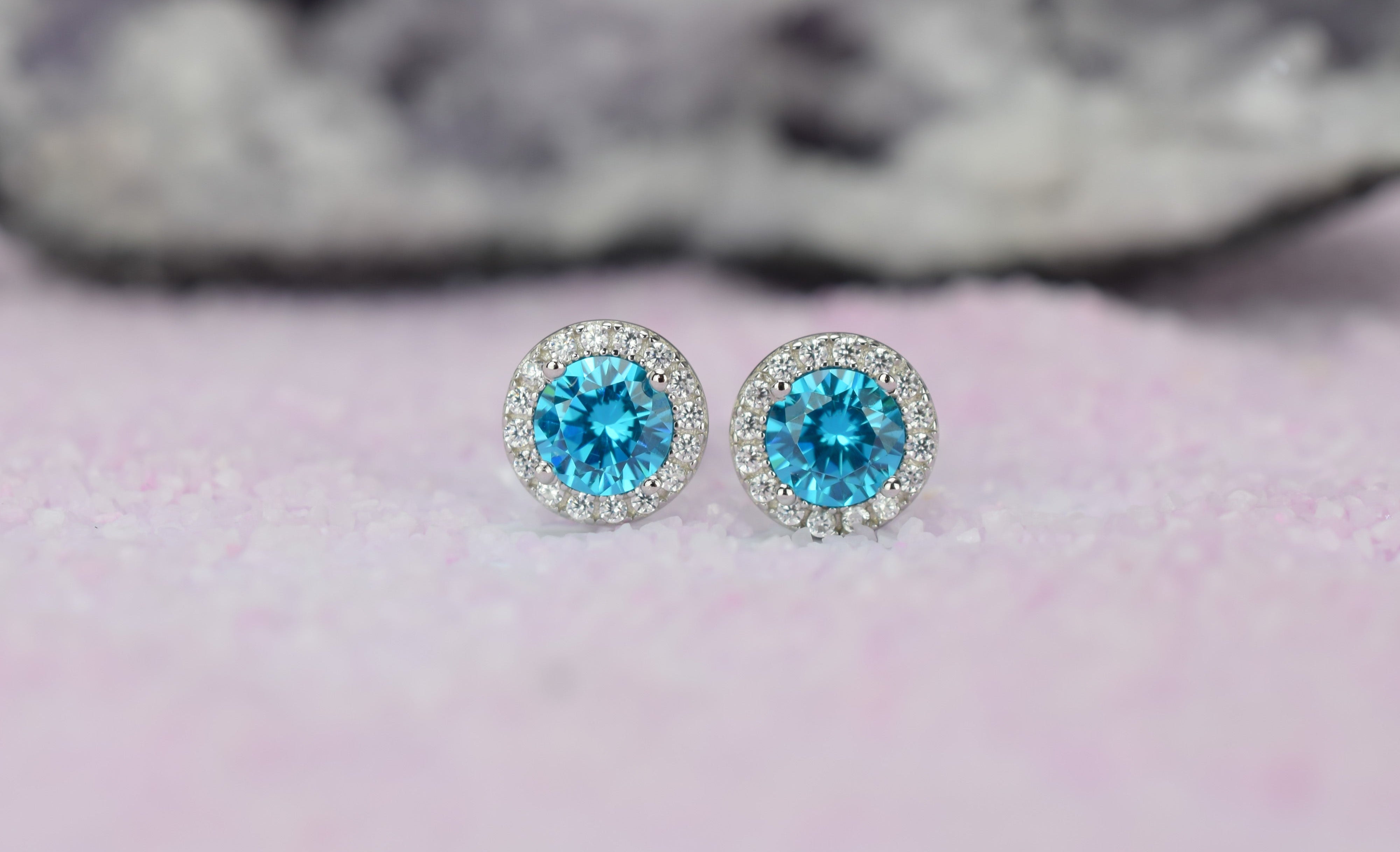 Aquamarijn soorbellen, oorbellen aquamarijn goud, zilveren aquamarijn oorbellen, blauwe oorbellen, ronde oorsieraden, aquamarijn sieraden, birthstone oorbellen, geboortesteen oorbellen maart, natturstenen aquamarijn, halo oorbellen, aquamarijn rosegoud oorbellen