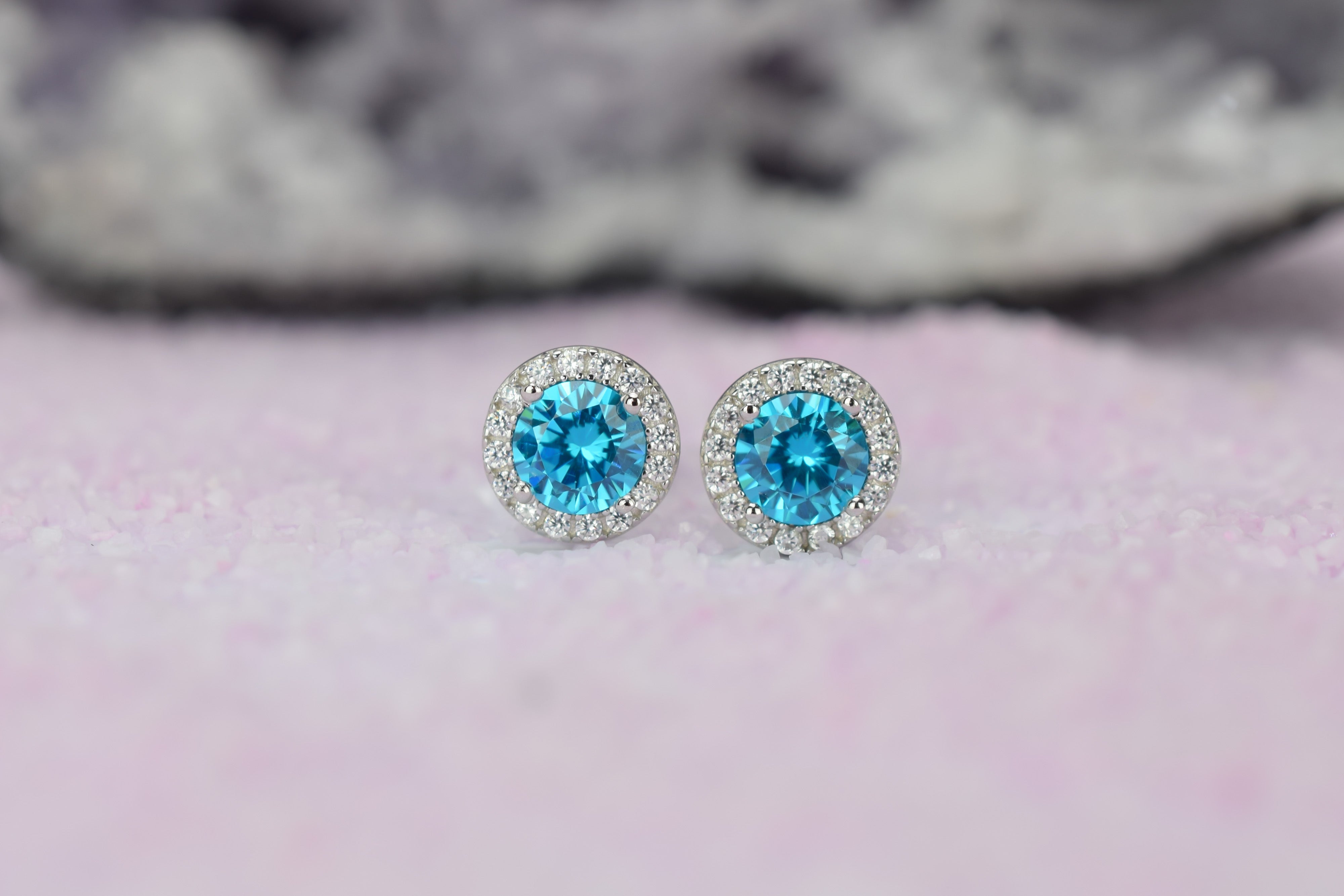 Aquamarijn soorbellen, oorbellen aquamarijn goud, zilveren aquamarijn oorbellen, blauwe oorbellen, ronde oorsieraden, aquamarijn sieraden, birthstone oorbellen, geboortesteen oorbellen maart, natturstenen aquamarijn, halo oorbellen, aquamarijn rosegoud oorbellen