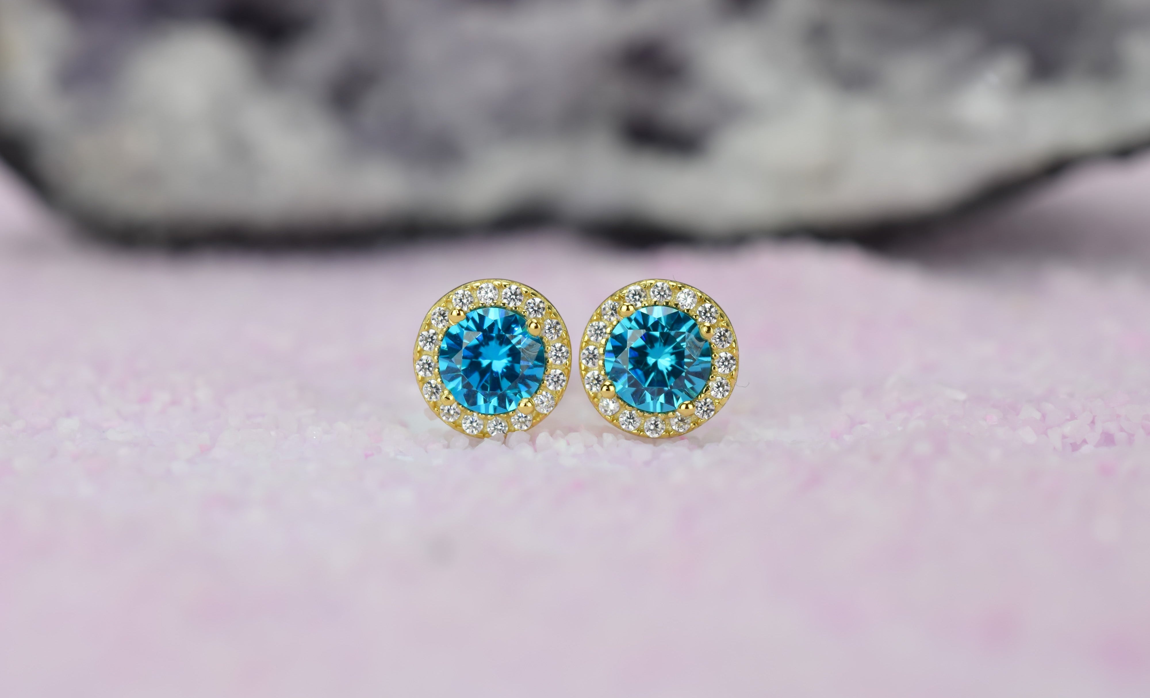 Aquamarijn soorbellen, oorbellen aquamarijn goud, zilveren aquamarijn oorbellen, blauwe oorbellen, ronde oorsieraden, aquamarijn sieraden, birthstone oorbellen, geboortesteen oorbellen maart, natturstenen aquamarijn, halo oorbellen, aquamarijn rosegoud oorbellen