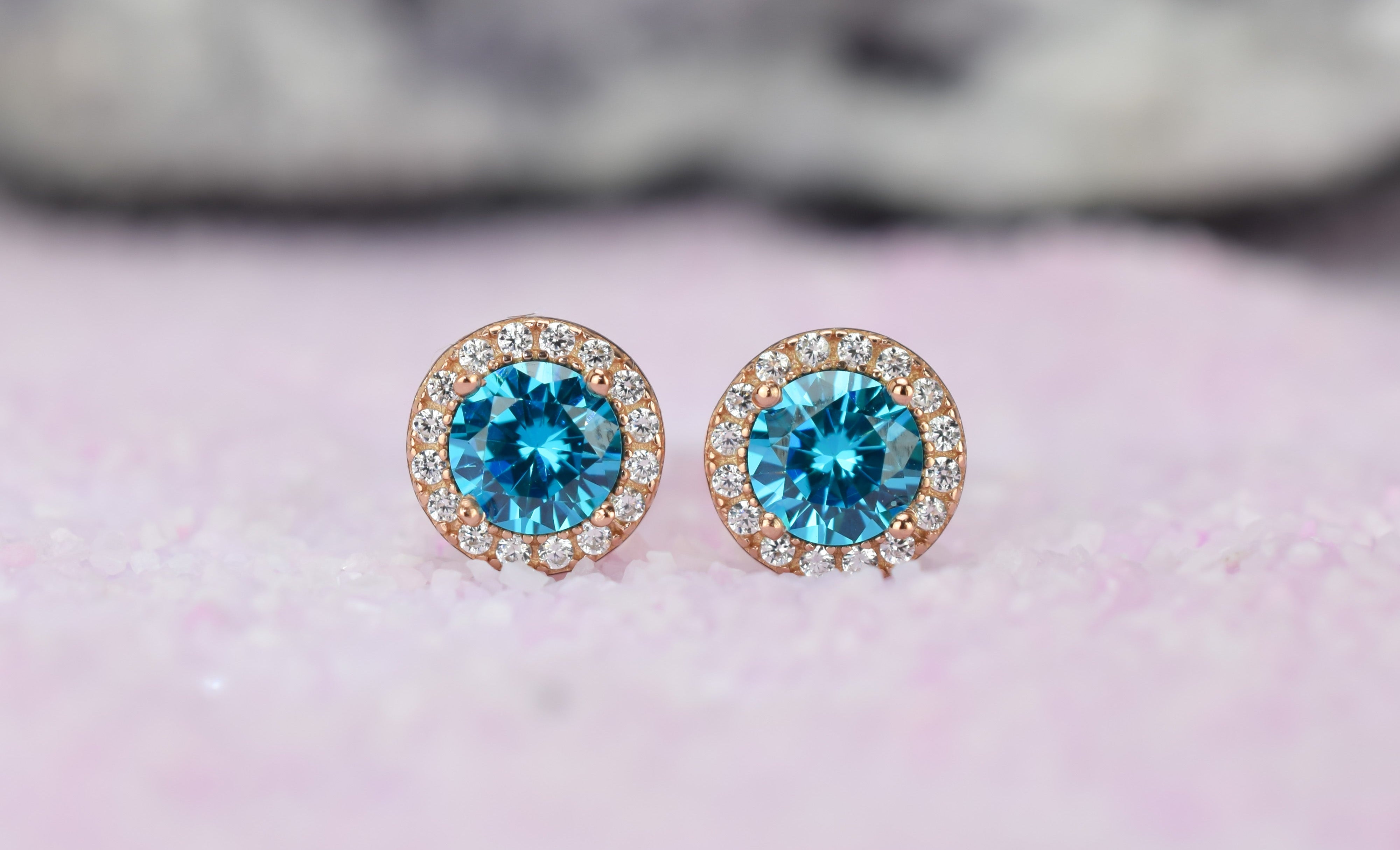 Aquamarijn soorbellen, oorbellen aquamarijn goud, zilveren aquamarijn oorbellen, blauwe oorbellen, ronde oorsieraden, aquamarijn sieraden, birthstone oorbellen, geboortesteen oorbellen maart, natturstenen aquamarijn, halo oorbellen, aquamarijn rosegoud oorbellen