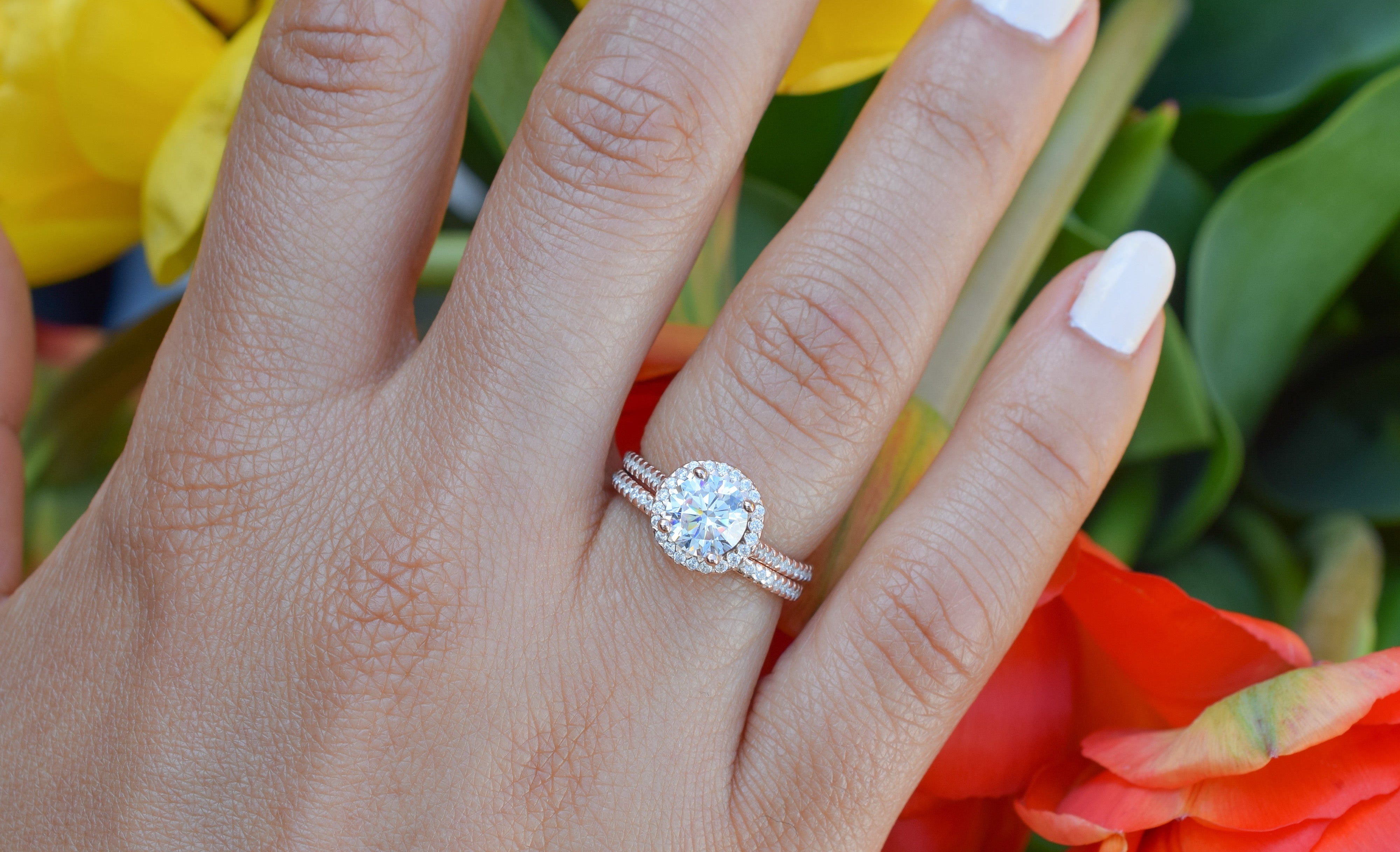 verlovingsring goud, gouden verlovingsring, zilveren verlovingsring, rosegouden verlovingsring, ring met stenen, solitaire zilveren ring met solitaire steen, vierkante ring, zilveren vierkante ring, gouden vierkante ring, ringenset goud, zilveren ringenset solitaire, Ringset