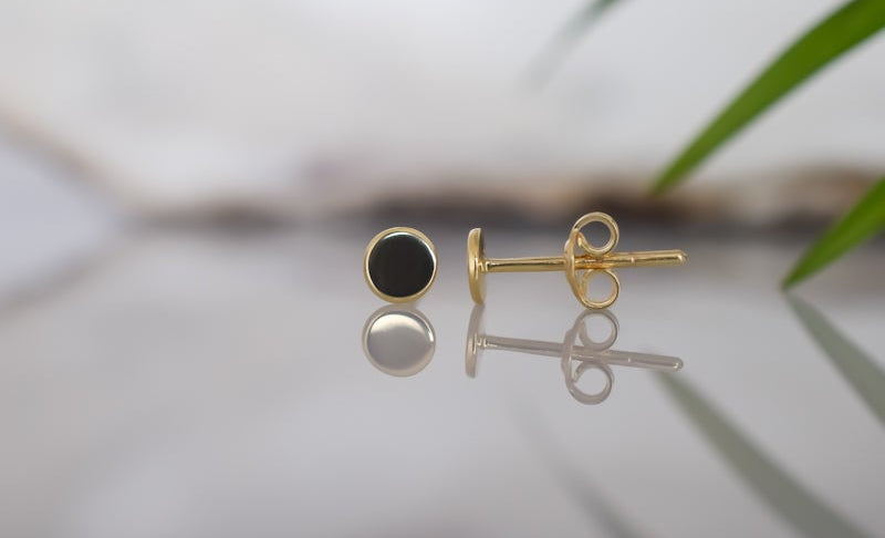 BeMy gouden sieraden zijn met veel passie en liefde ontworpen. Alleen hoogwaardige kwaliteit en de beste materialen zijn voor deze collectie uitgekozen. De collectie is vrouwelijk en heeft een eigentijdse stijl. Elk ontwerp heeft haar eigen vrouwelijke lijnen en vormen die de sieraad uniek maakt. De subtiele en klassieke designs laten zich makkelijk combineren van tijdloos, klassiek, trendy en feestelijk.