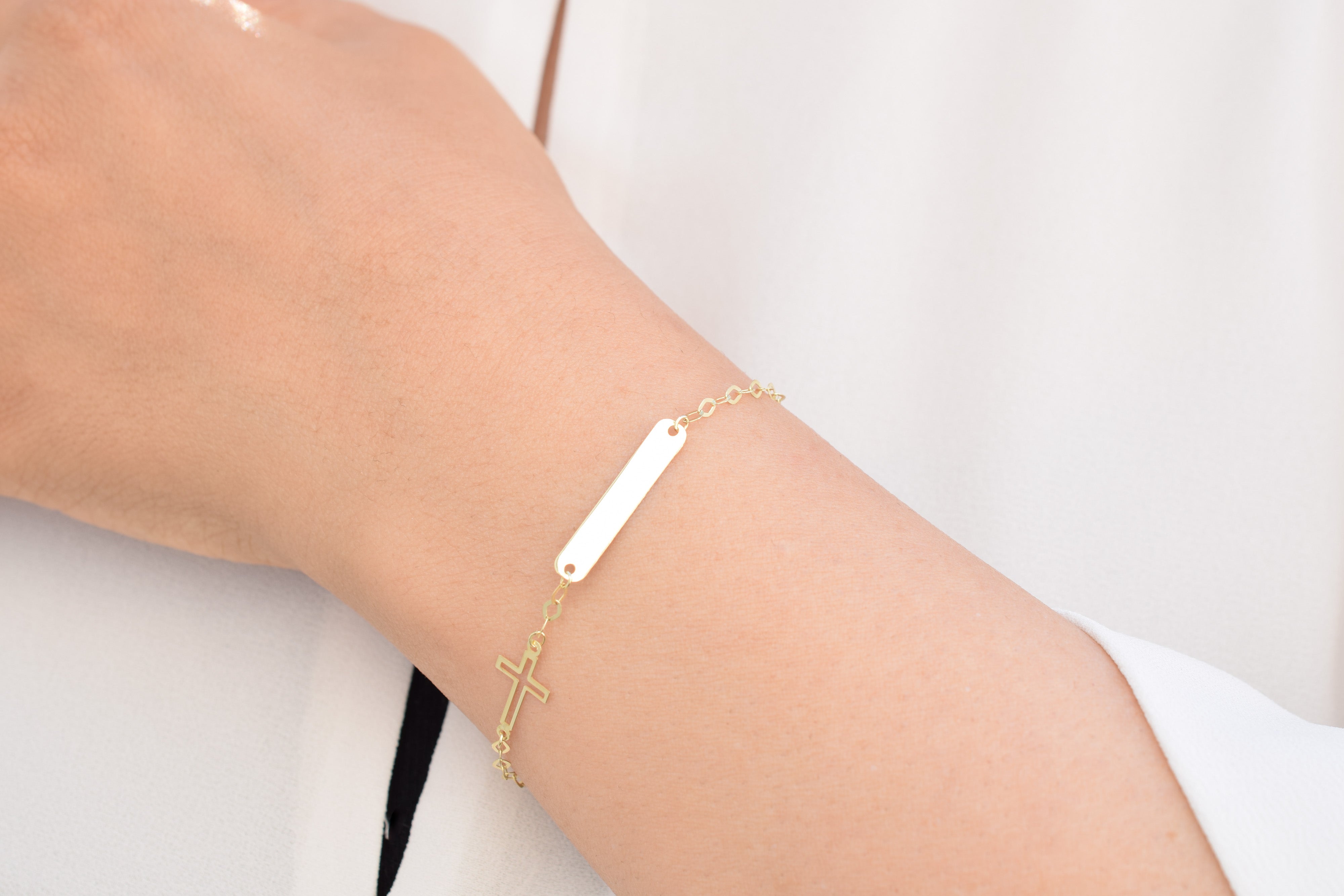 gouden naamplaatje armband, gouden graveerarmband, armand met een naamplaatje, kruis armband goud, 14k naamplaatje armband, naamplaatje baby armband, gouden kruis armband