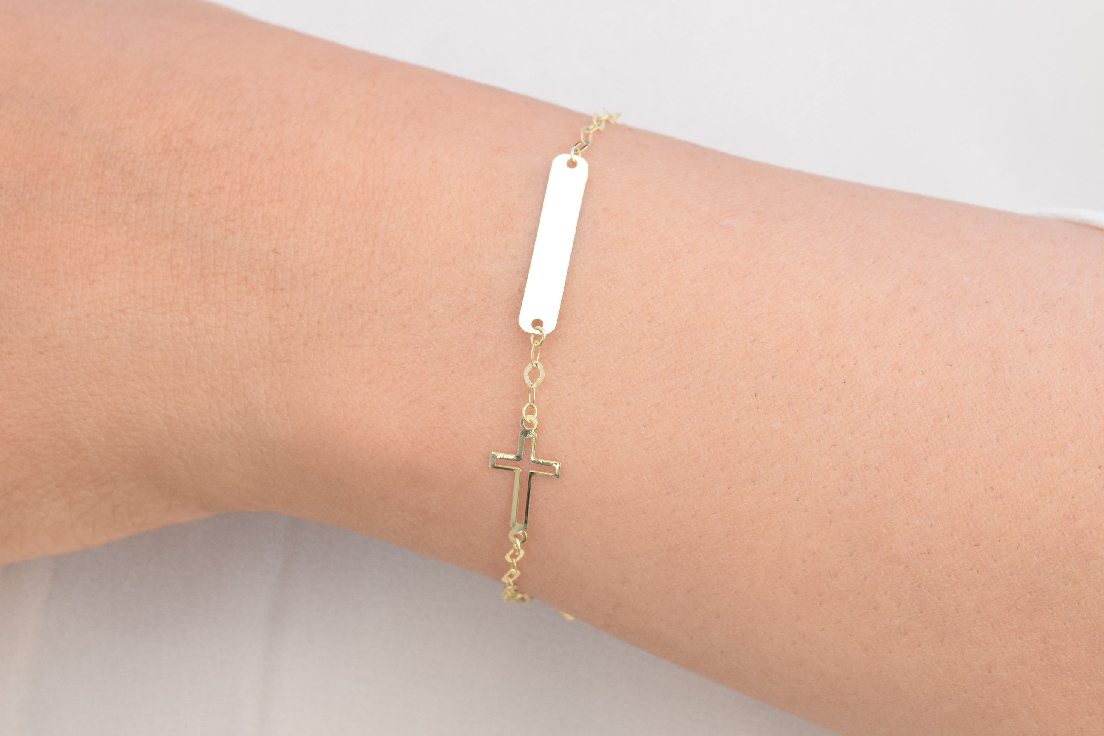 gouden naamplaatje armband, gouden graveerarmband, armand met een naamplaatje, kruis armband goud, 14k naamplaatje armband, naamplaatje baby armband, gouden kruis armband