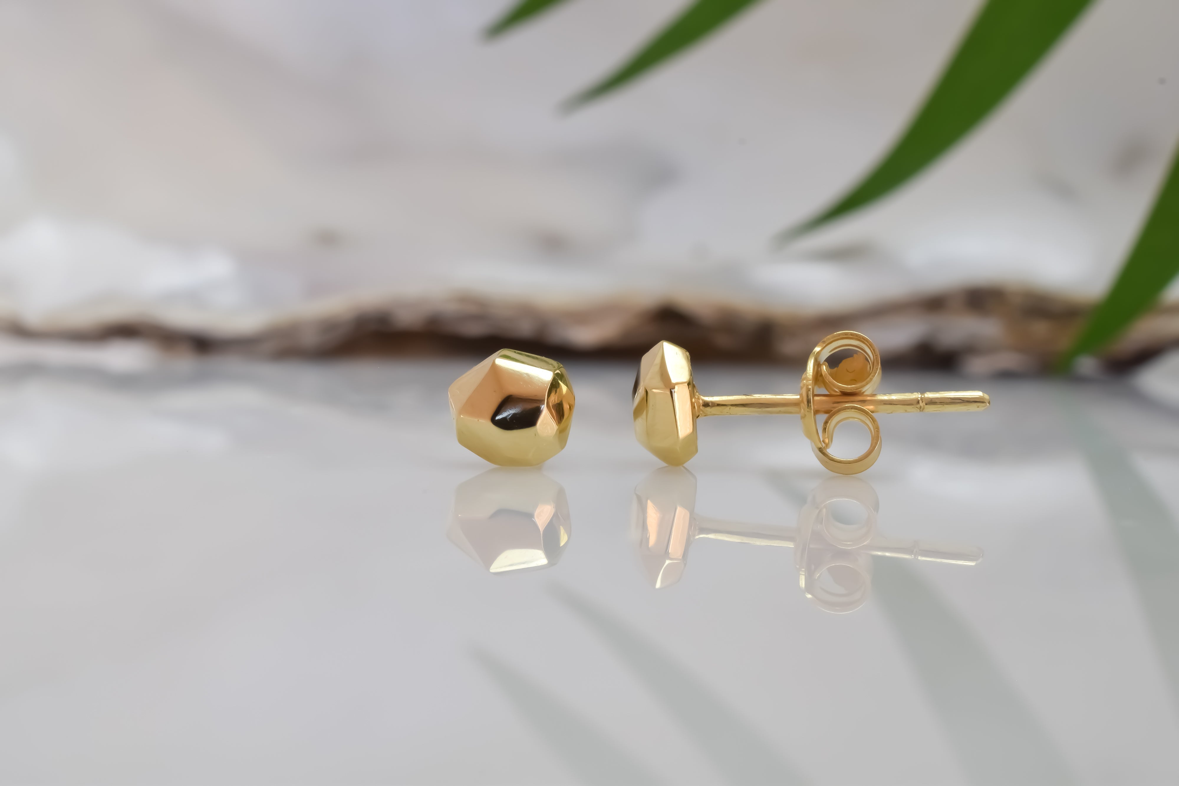 14k oorbellen, oorbellen goud aparte vorm, unieke oorknoppen 14 karaat goud, dames oorbellen goud, sierlijke oorbellen goud, dames oorknoppen 14 karaat