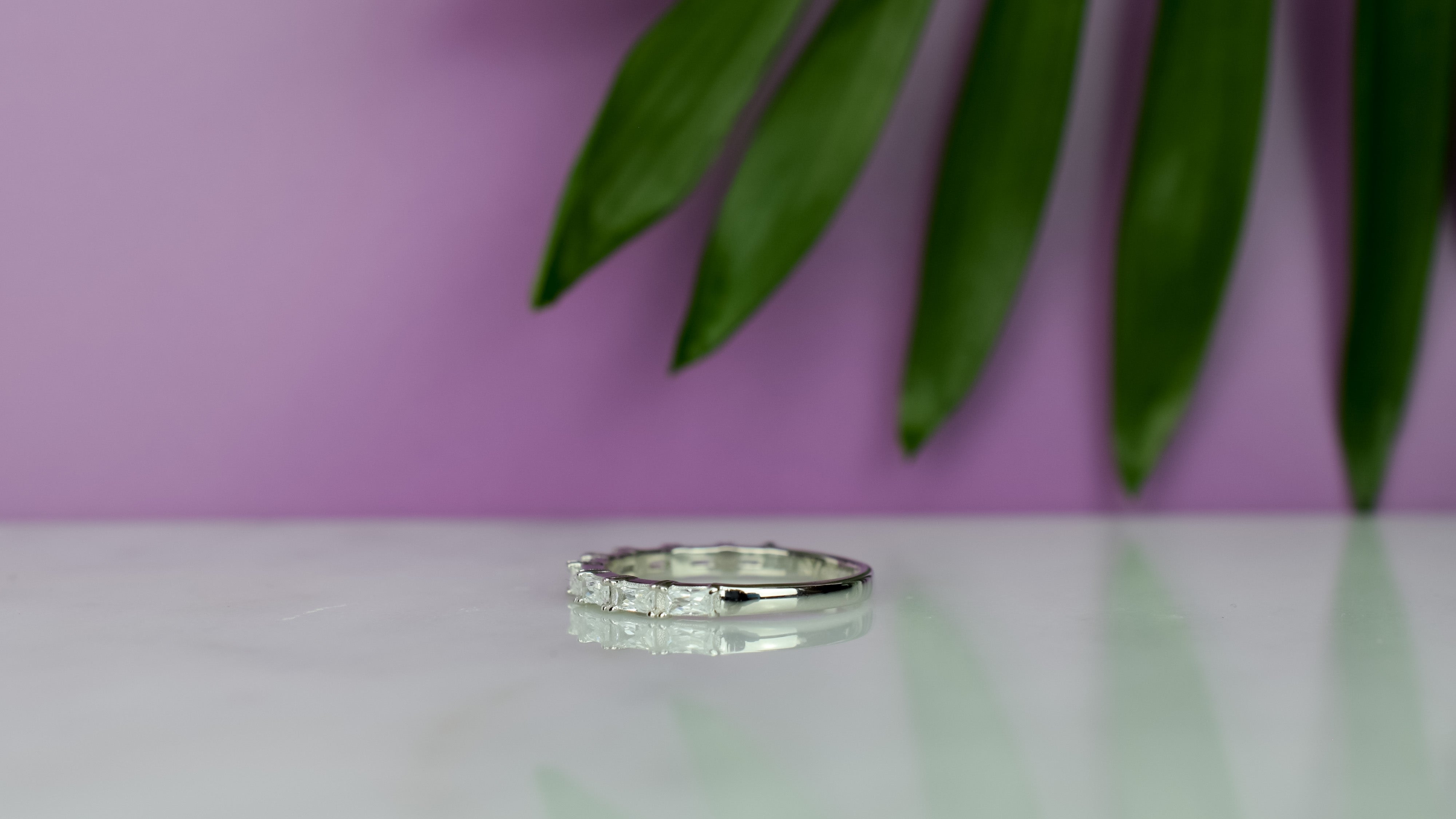 aanschuifring goud, gouden aanschuifring met stenen, verlovingsring zilver, zilveren ring, stapelring zilver, zilveren ring met diamant, vierkante stenen ring, infinity ring met stenen