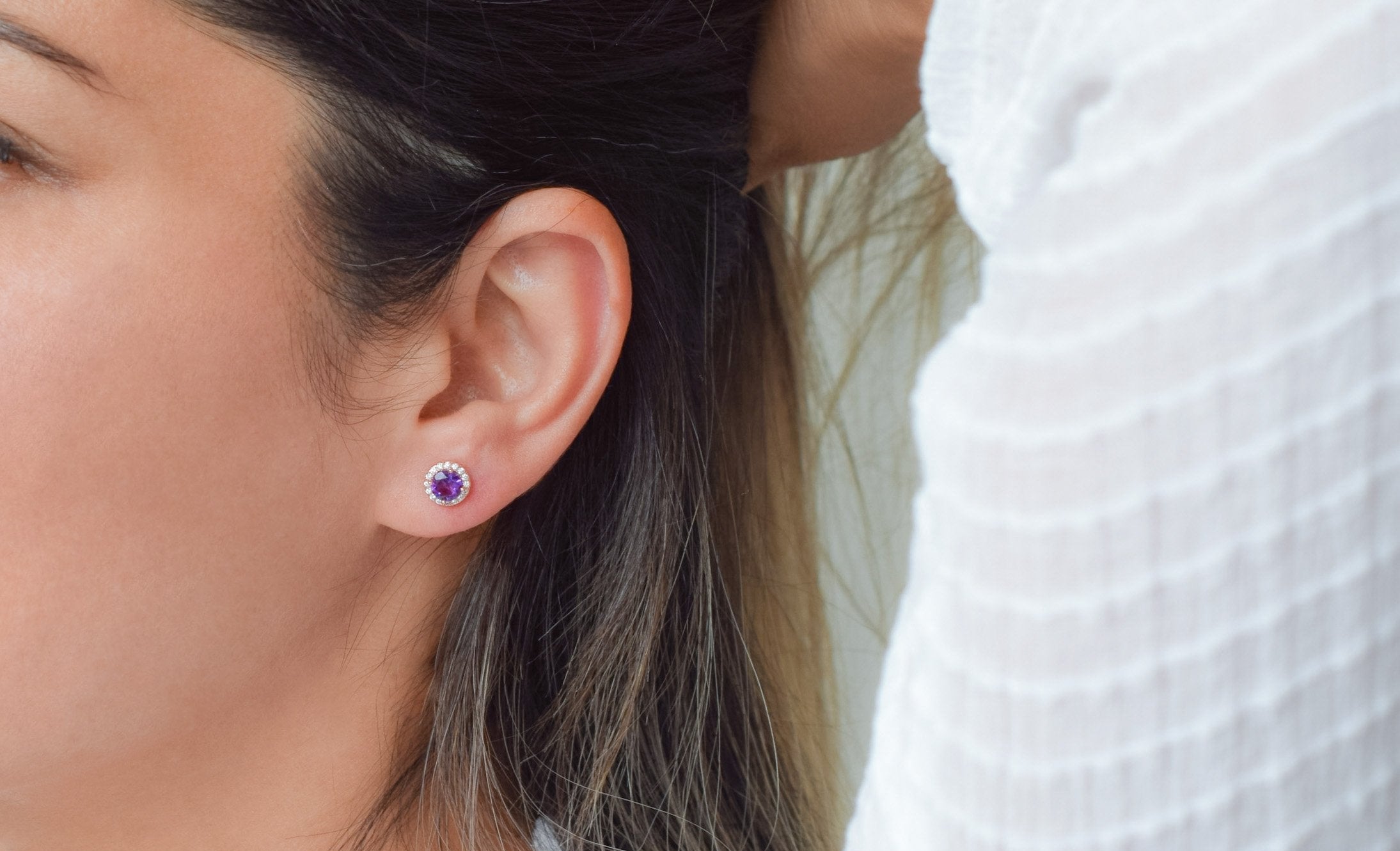 oorknoppen rond amethyst, paarse ronde oorbellen, amethyst paarse oorknoppen, halo oorbellen, kleine ronde oorbellen, birthstone oorbellen, geboortesteen oorbellen, gouden paarse oorbellen, rosegouden oorbellen, zilveren amethyst oorbellen