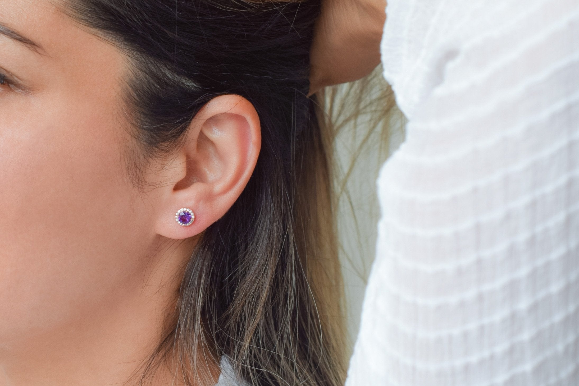 oorknoppen rond amethyst, paarse ronde oorbellen, amethyst paarse oorknoppen, halo oorbellen, kleine ronde oorbellen, birthstone oorbellen, geboortesteen oorbellen, gouden paarse oorbellen, rosegouden oorbellen, zilveren amethyst oorbellen