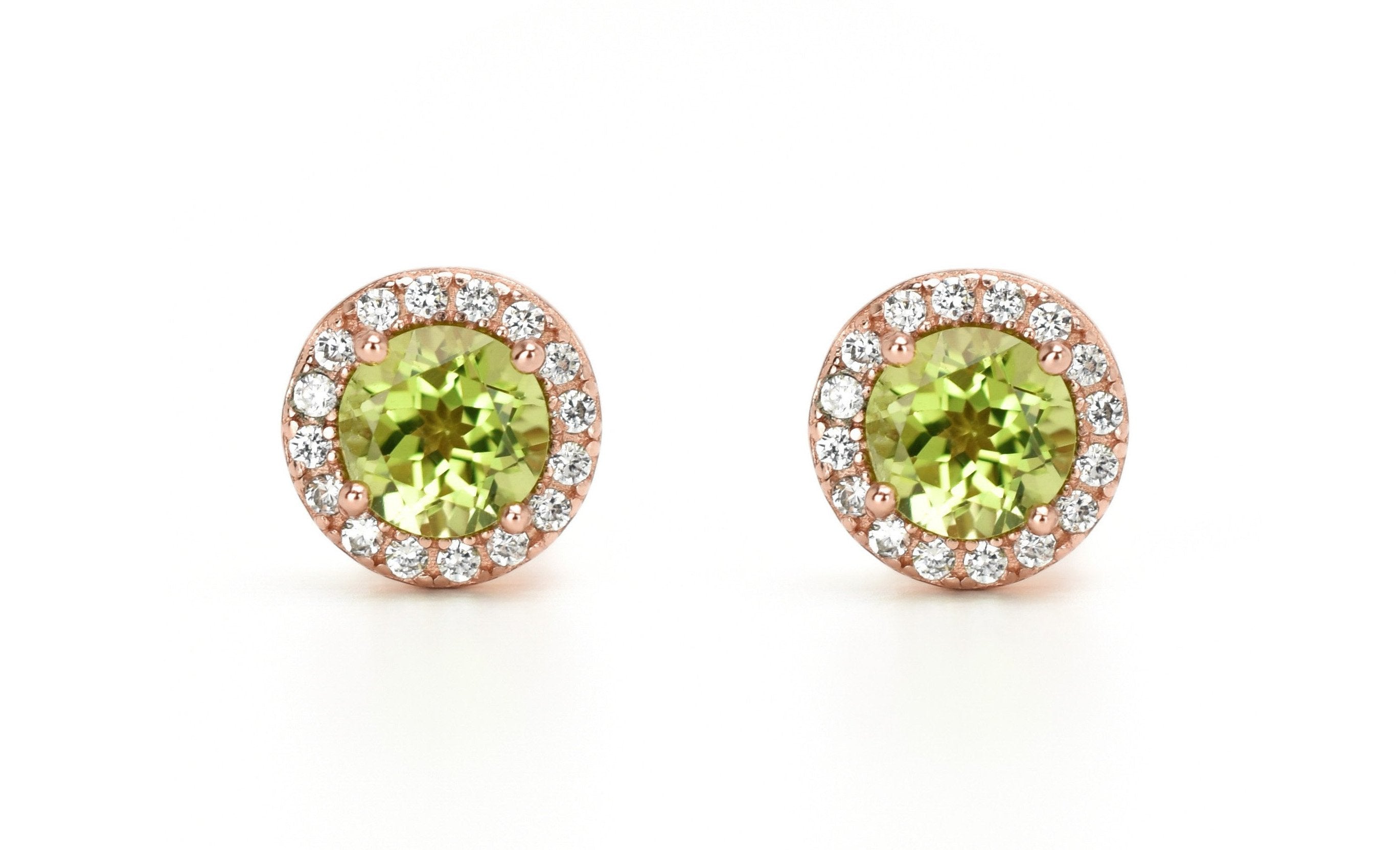 gouden peridoot soorbellen, oorknoppen peridot, groene stenen oorbellen, oorbellen met groene stenen, ooknoppen met licht groene stenen, halo peridoot oorbellen, zilveren peridoot oorbellen, zilveren groenen oorbellen, peridoot sieraden, geboortesteen peridoot, natuurlijke stenen peridoot, birthstone peridoot oorbellen